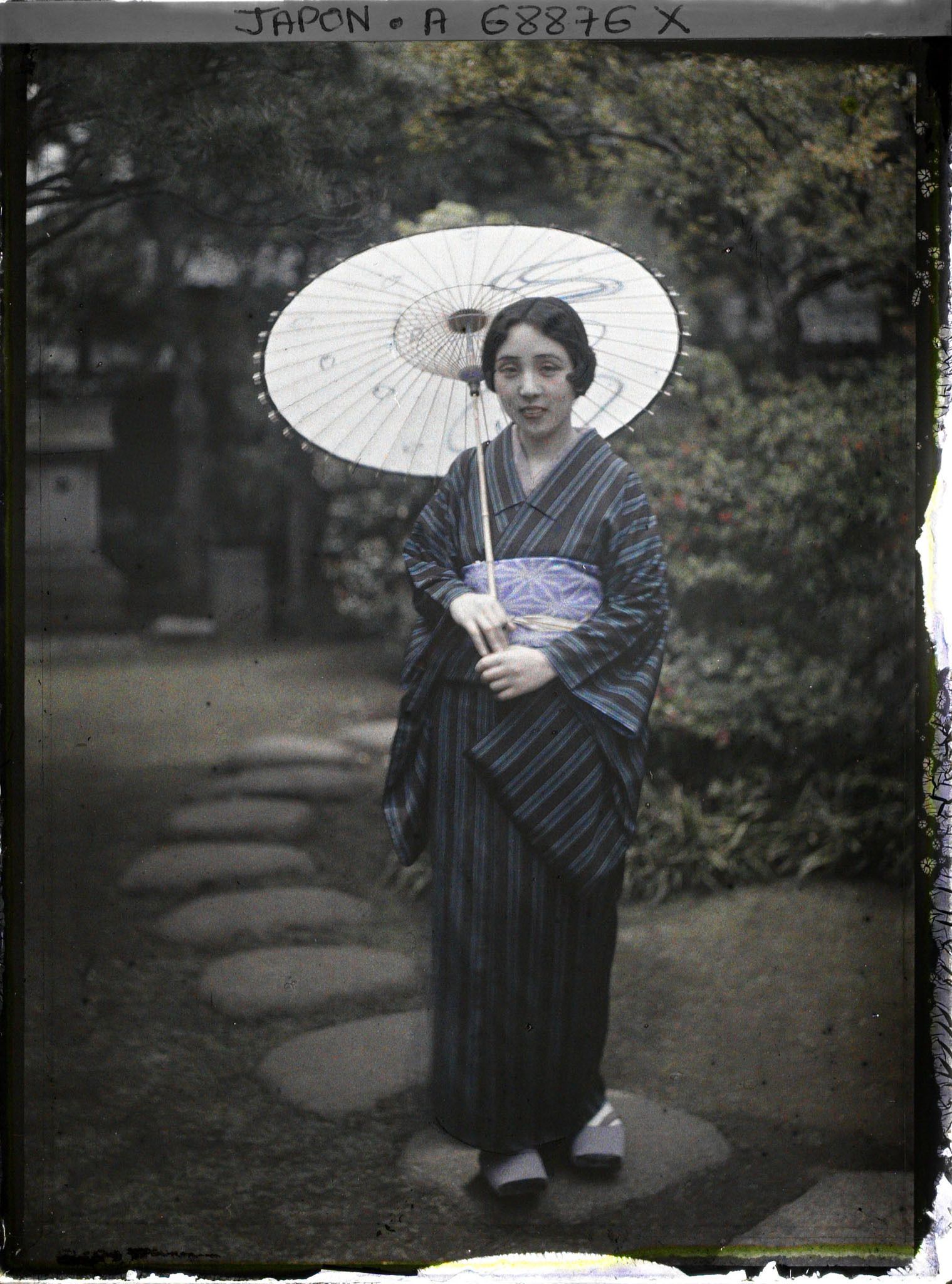 Image représentant Jeune femme à l'ombrelle