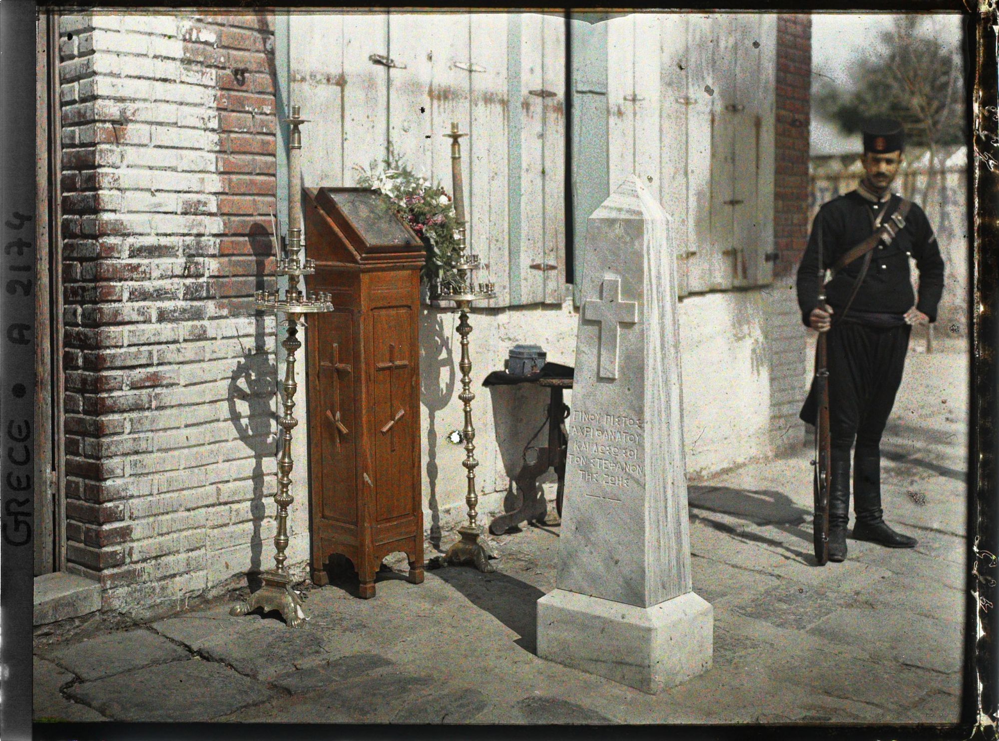 Image représentant La stèle du Roi Georges, tué le 18 mars 1913 avec un soldat crétois