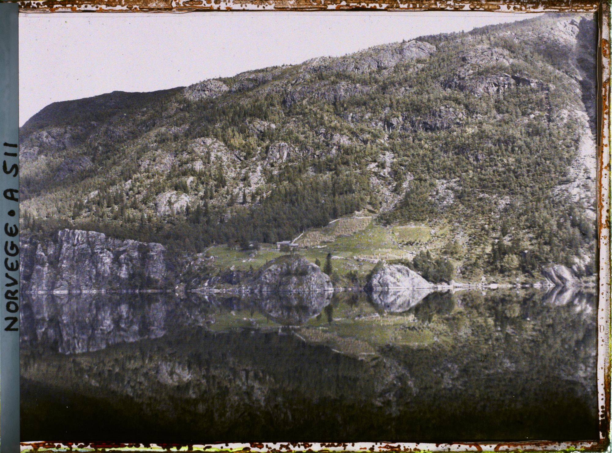 Image représentant Le jardin Omsberg, à Tokke au bord du lac Byrtevatn