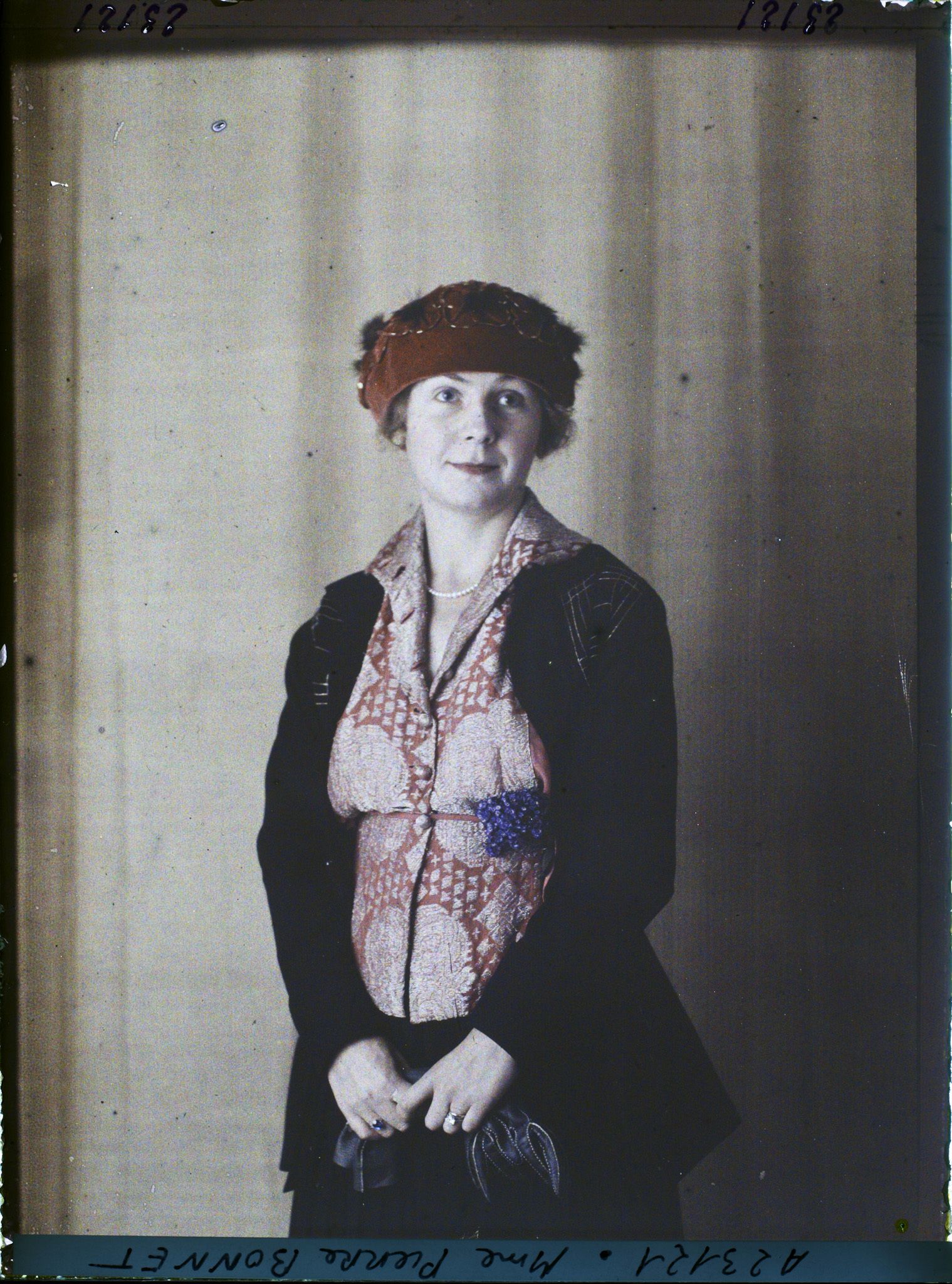 Image représentant https://musee-albert-kahn.s-museum.fr/home/NWQ2OTAwYzNmYjZlZTk1ZWQwODJmMjY4L2dlbmVyaWMtbm90aWNlLXRhYi9hdXRob3JpdHkvNjE3YTc5ZjVjZjhiODk2OGIzMzM3ZDIx/5d6900c3fb6ee95ed082f268/generic-notice-tab/authority/617a79ebcf8b8968b3337b78 Madame Pierre Bonnet