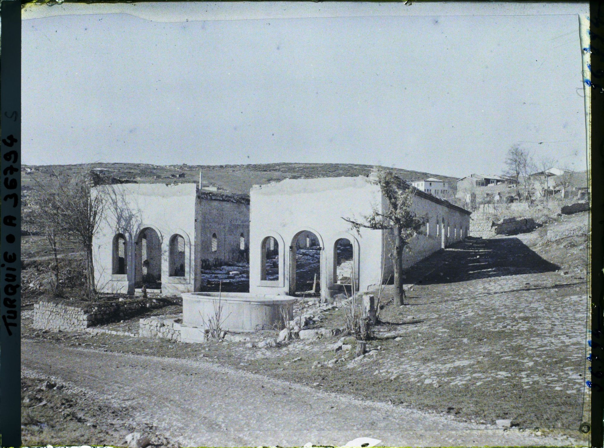 Image représentant Turquie, Biledjik, Ruines de l'hôtel principal du Pays