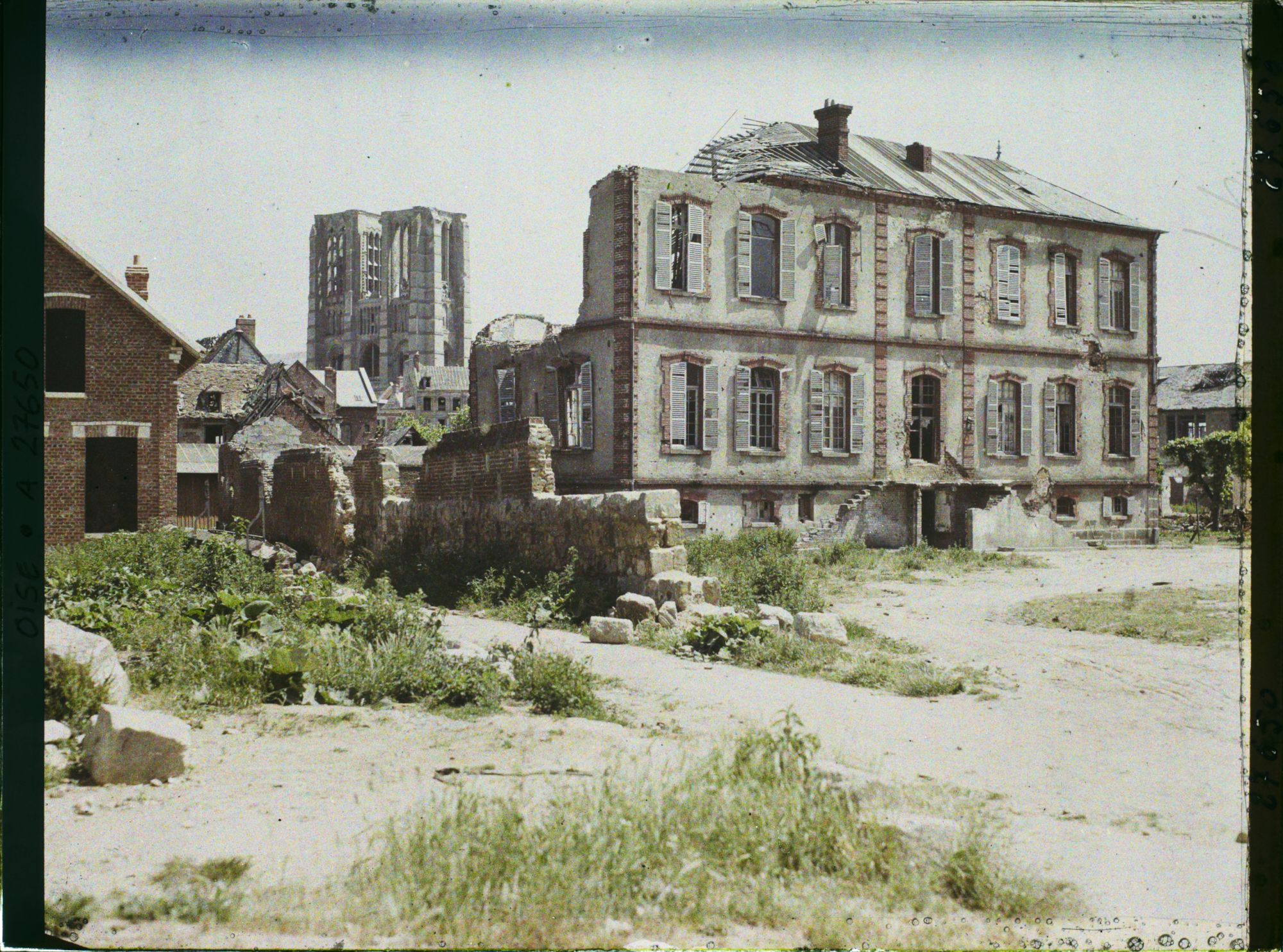 Image représentant France, Noyon, Ruines vers la Cathédrale