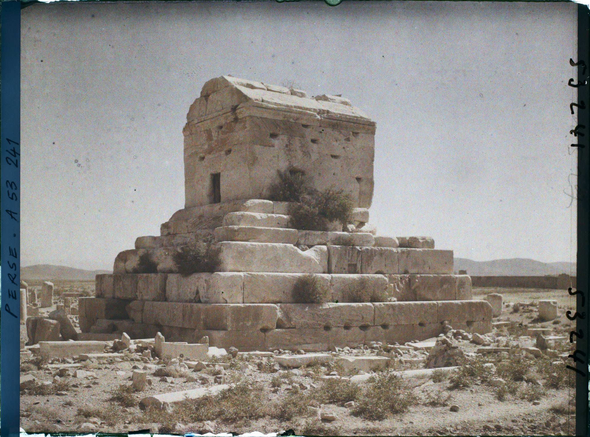 Image représentant Le tombeau de Cyrus II (vers 530 avant JC.)