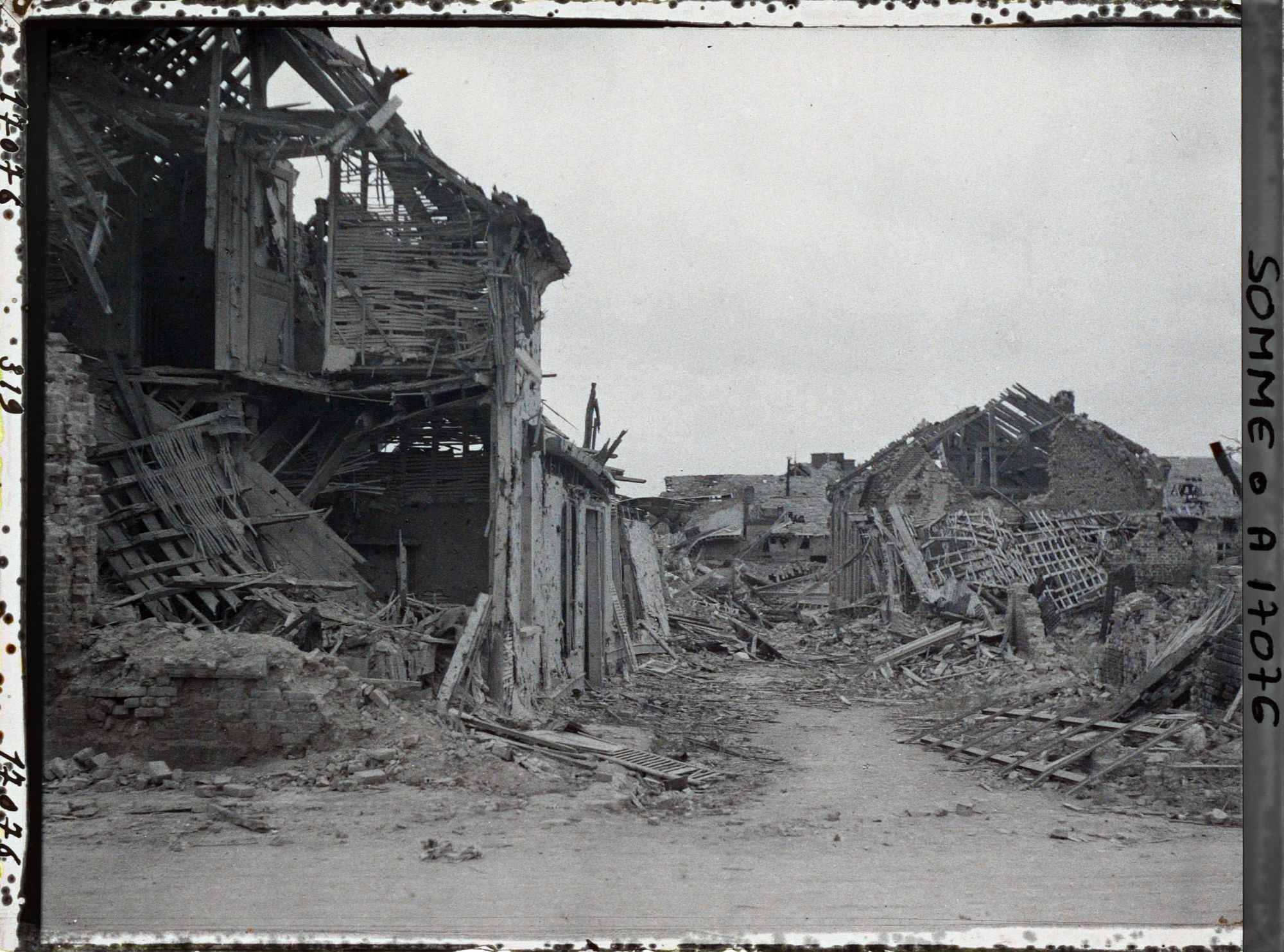 Image représentant France, Villers -Bretonneux, Petite rue près de l'Eglise