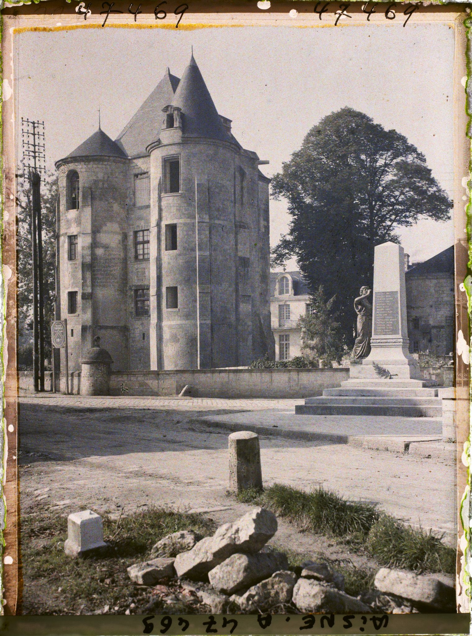 Image représentant France, Vic s/ Aisne, Le Château et Monumt aux Morts