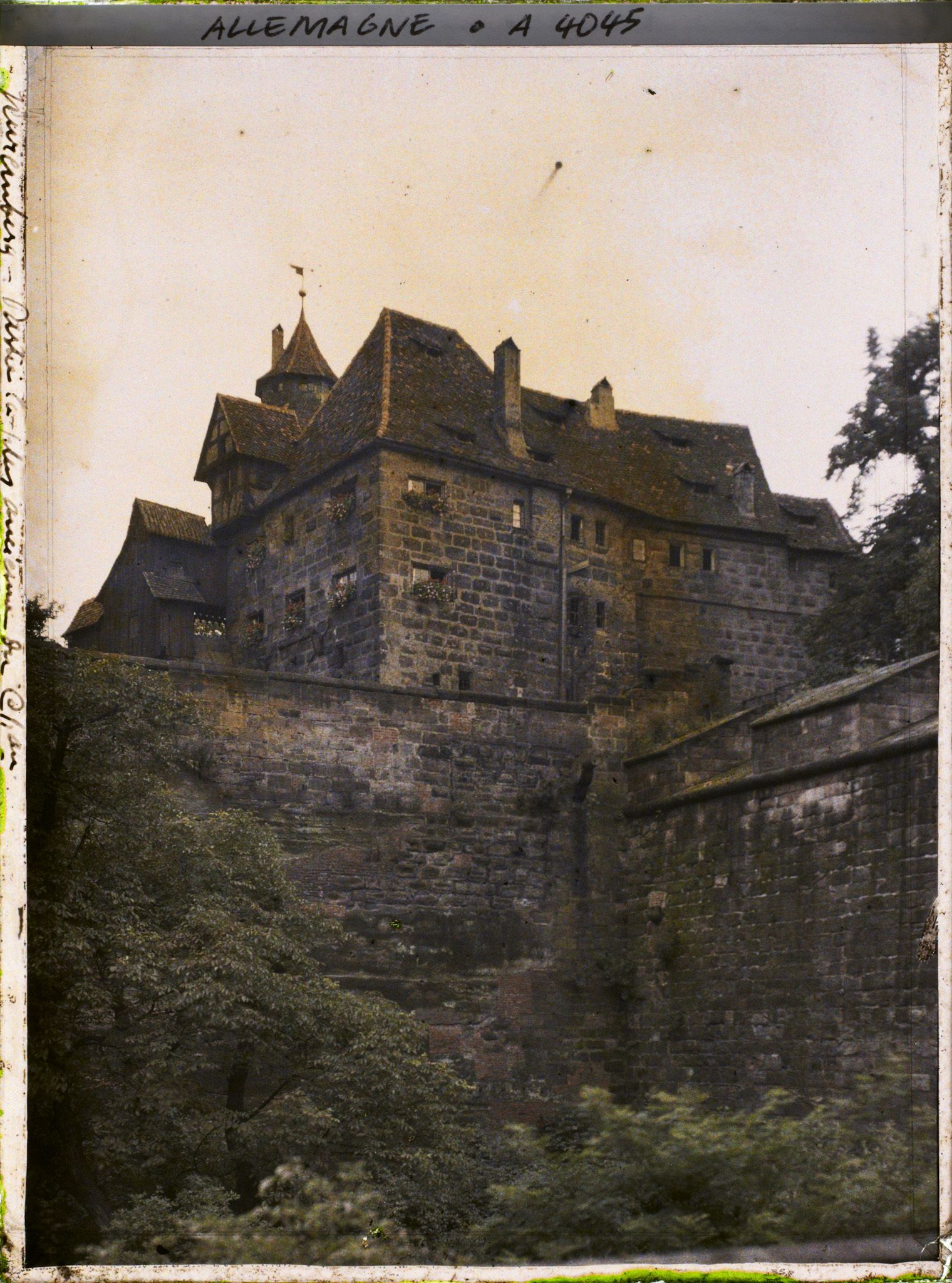 Image représentant L'enceinte et un bâtiment du Kaiserburg, le château impérial