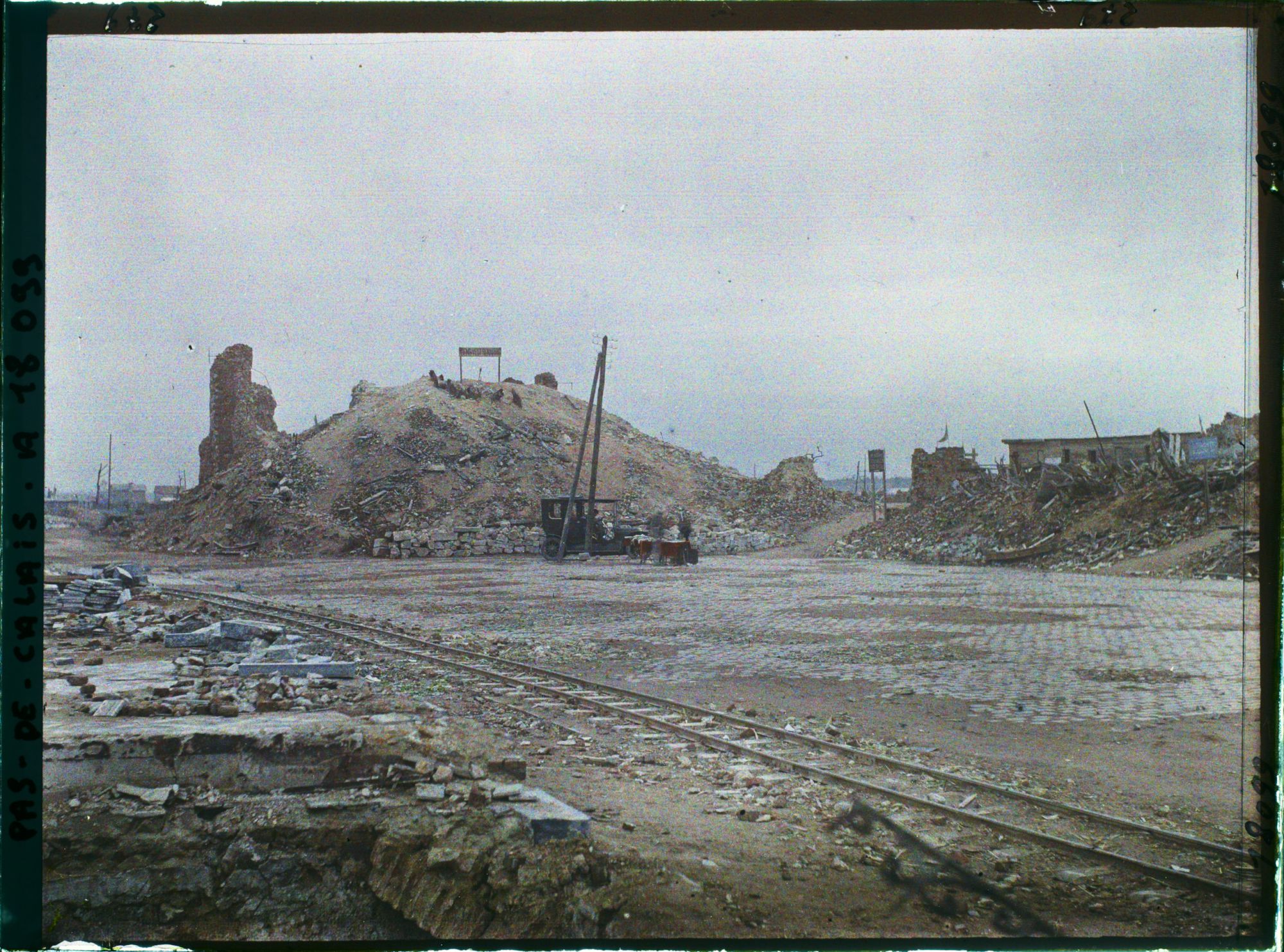 Image représentant France, Lens, La Place : au fond l'Eglise