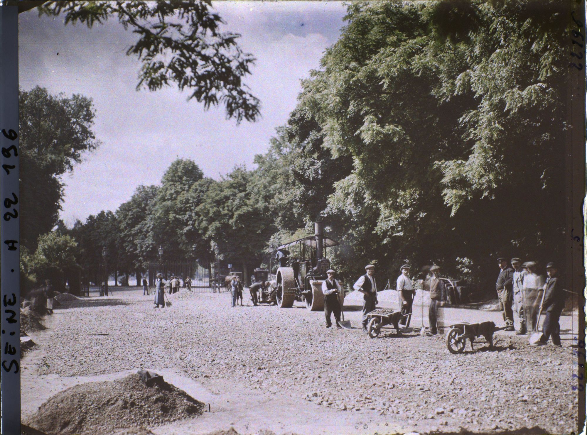 Image représentant La réfection de la chaussée à la porte de Boulogne, bois de Boulogne