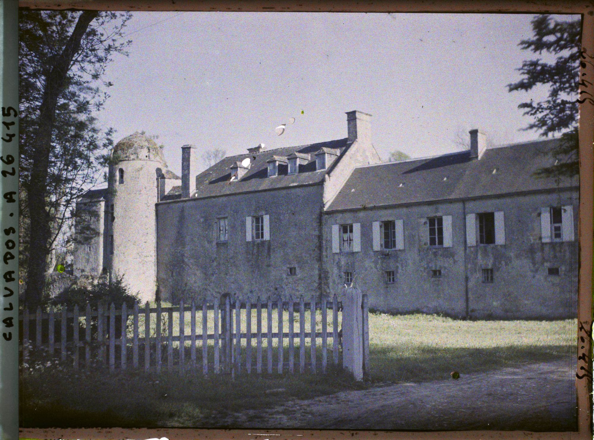 Image représentant L'aile gauche et la façade de la ferme