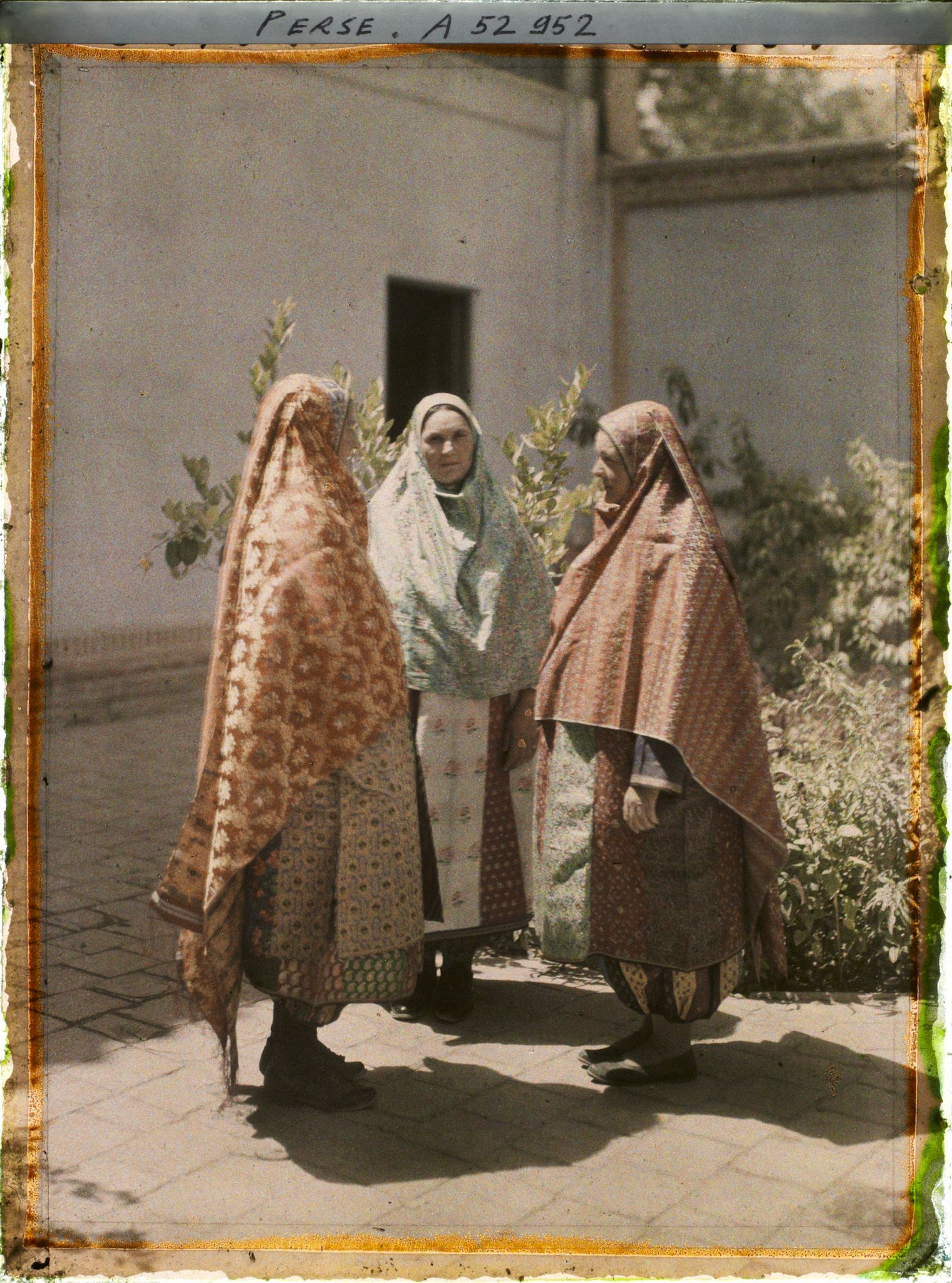 Image représentant Femmes guèbres en costume (traditionnels de profil, moderne de face)