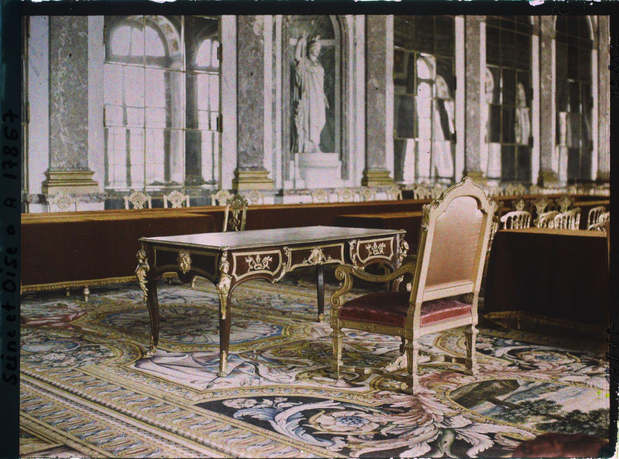 Image représentant France, Versailles, Au milieu de la Galerie, La table et le fauteuil