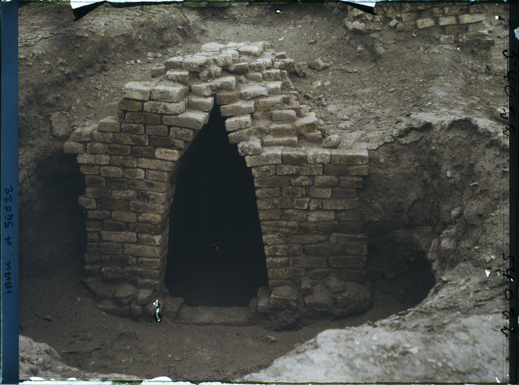 Image représentant Entrée -par un escalier- d'un caveau voûté en encorbellement