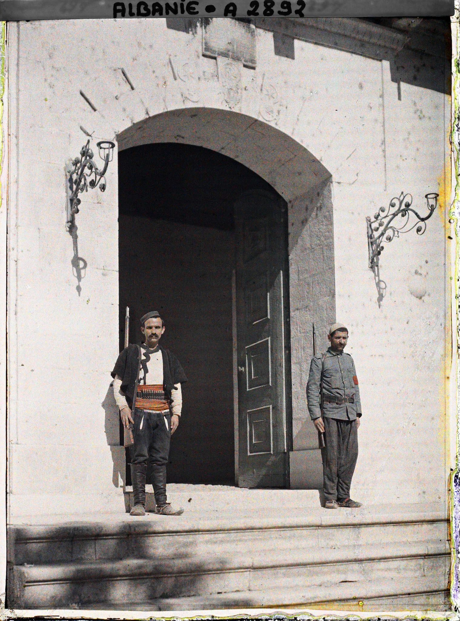 Image représentant Devant le palais du gouvernement de Durrës