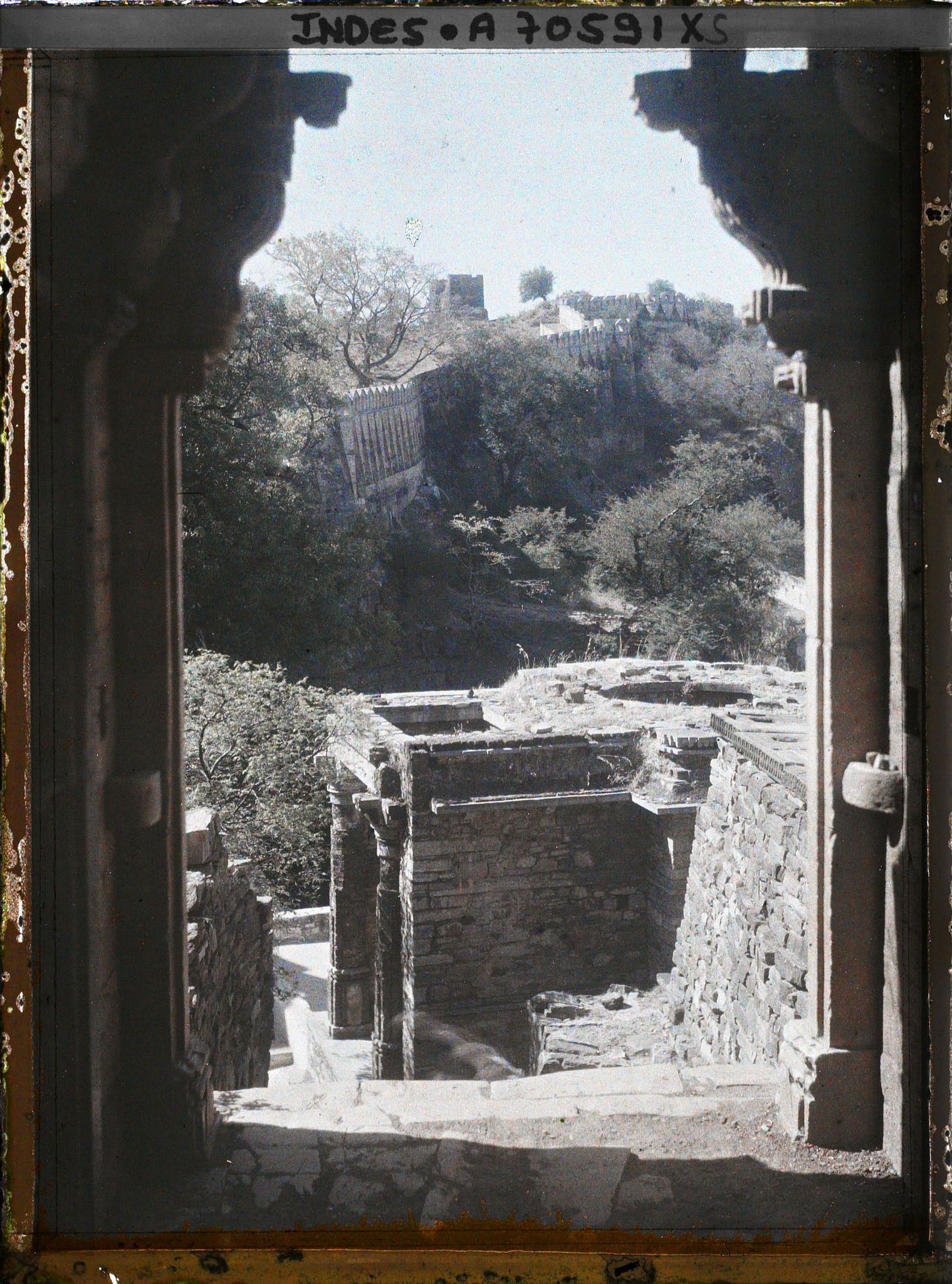 Image représentant Porte et ruines de la forteresse