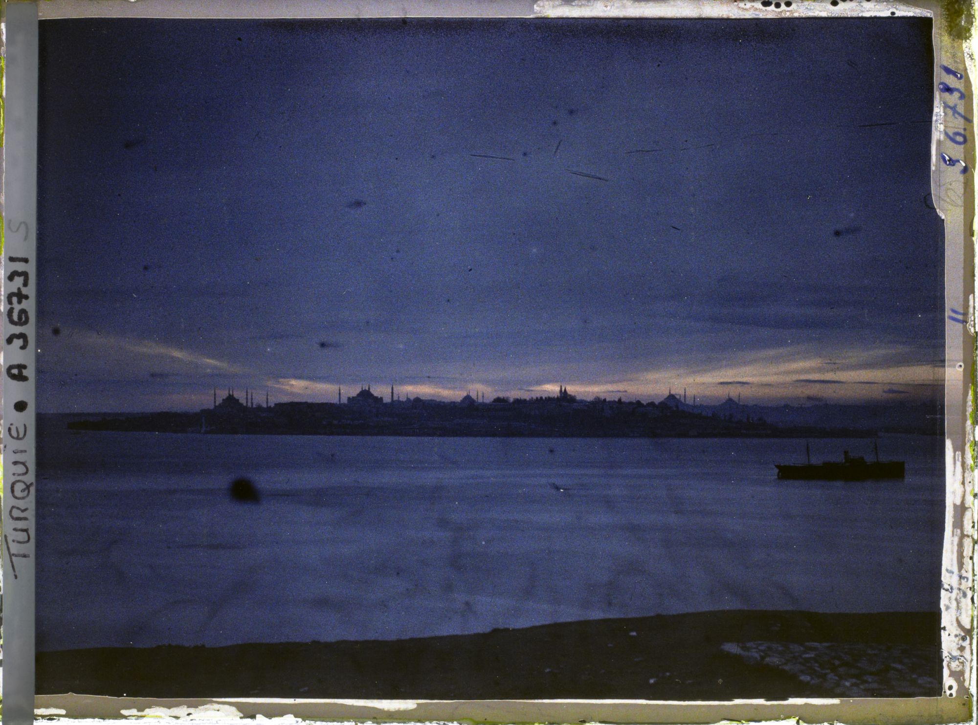 Image représentant Crépuscule sur Istanbul, de l'autre côté de Bosphore