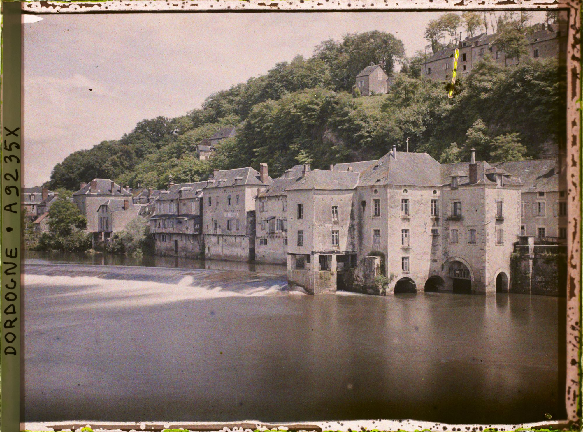 Image représentant France, Terrasson, Les bords de la Vézère près du Pont Vieux