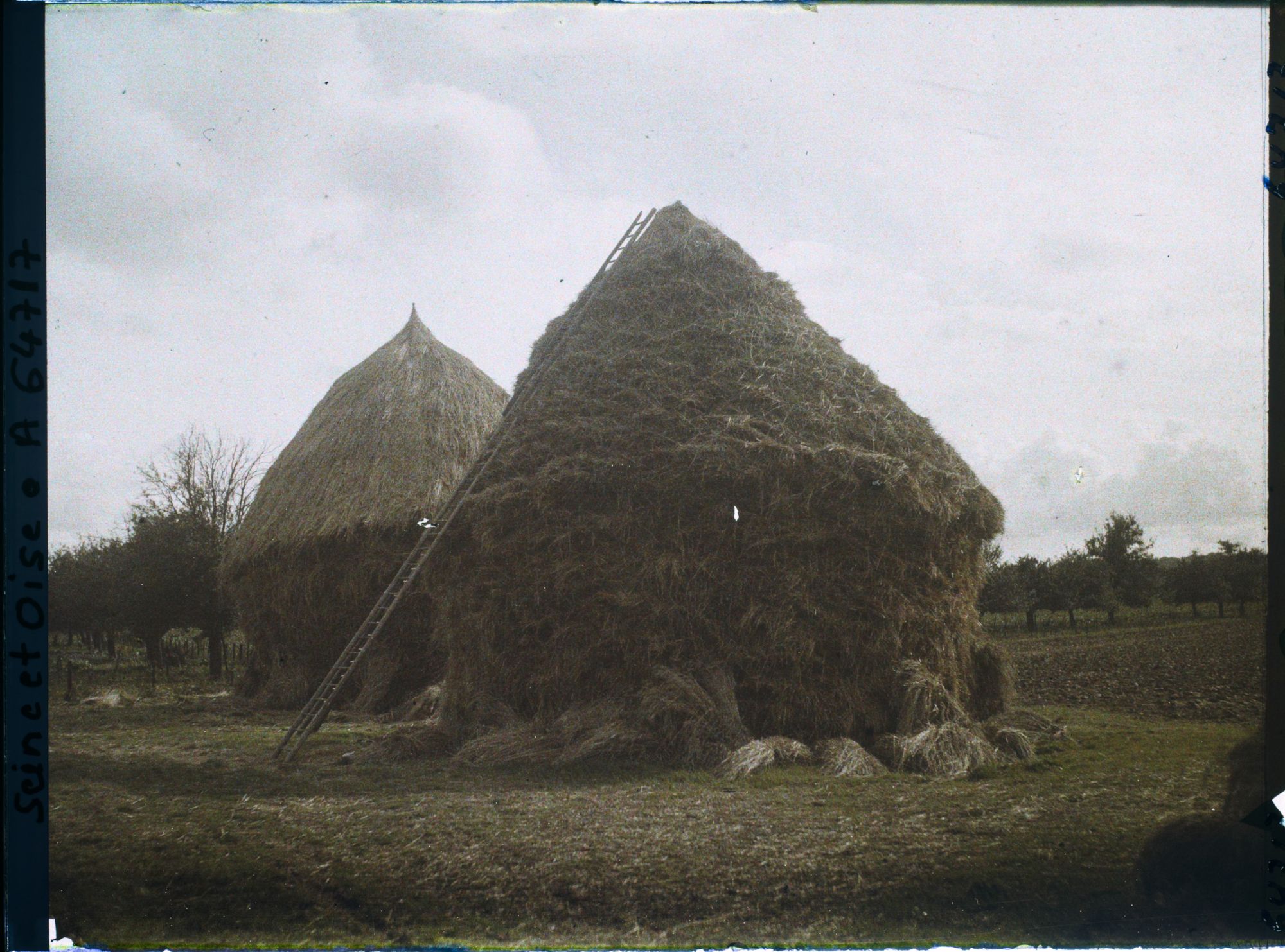 Image représentant Ile de France, Maffliers, Groupe de meules de blé et ciel orageux