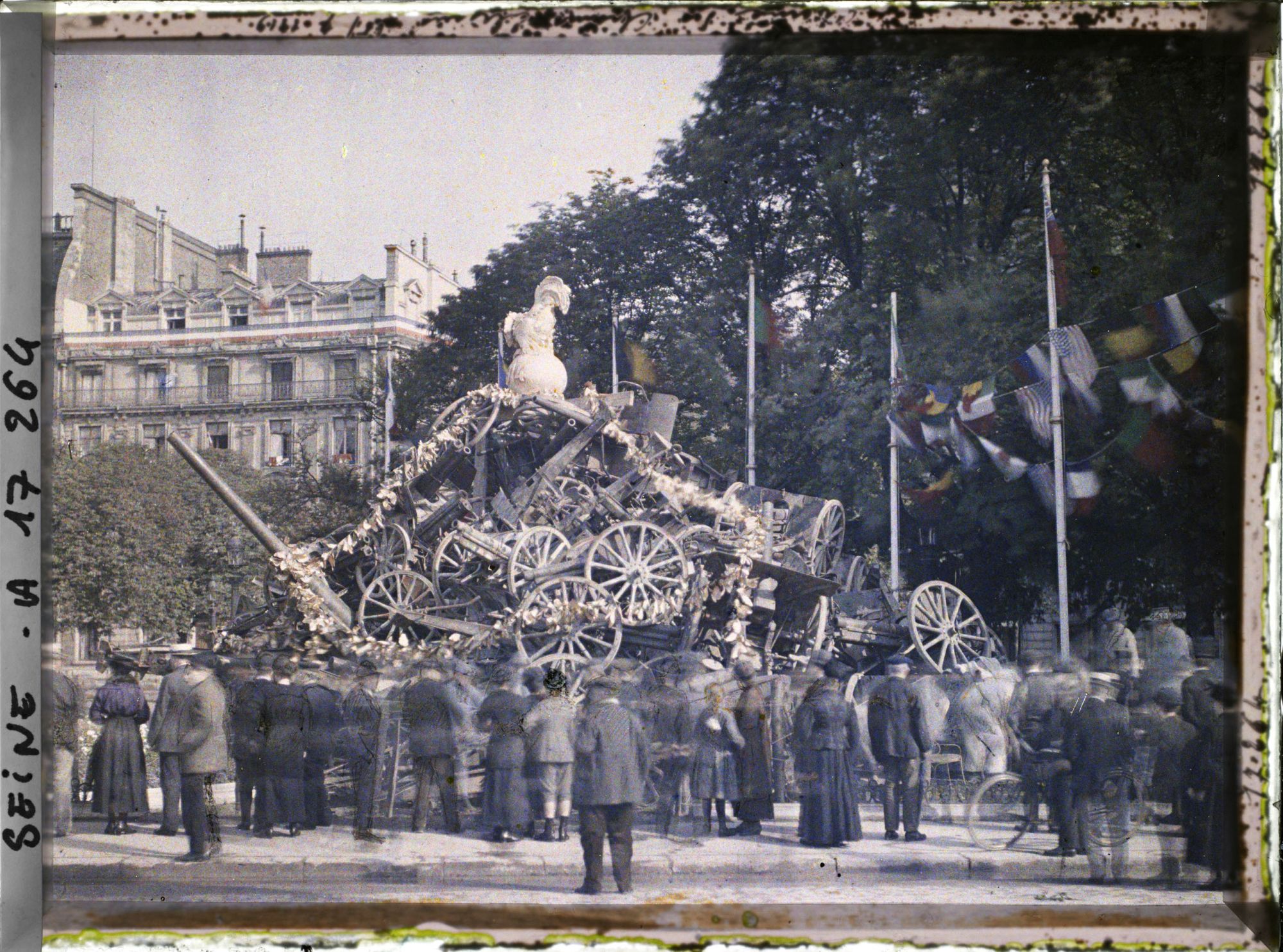 Image représentant Pyramide de canons avenue des Champs-Elysées pour les fêtes de la Victoire des 13 et 14 juillet