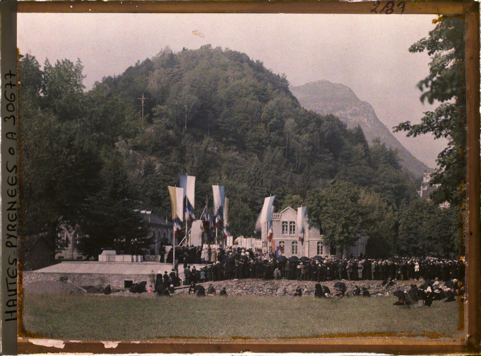 Image représentant France, Lourdes, La Messe en plein air au monument des Morts pour la Patrie