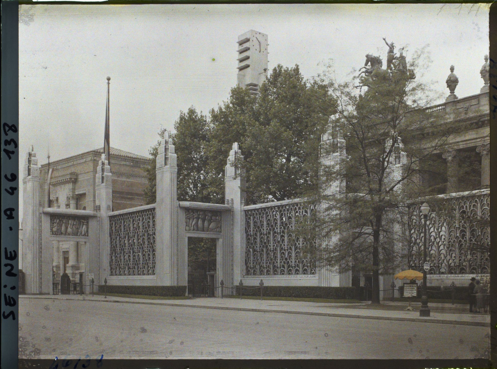 Image représentant L'Exposition des arts décoratifs, Porte d'honneur, entre Grand et Petit Palais