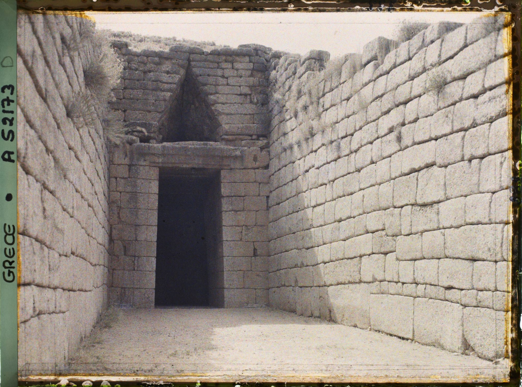 Image représentant Le Dromos (corridor d'entrée à ciel ouvert) conduisant à la porte du Trésor d'Atrée : tombe voûtée du père d'Agamemnon dans la ville basse