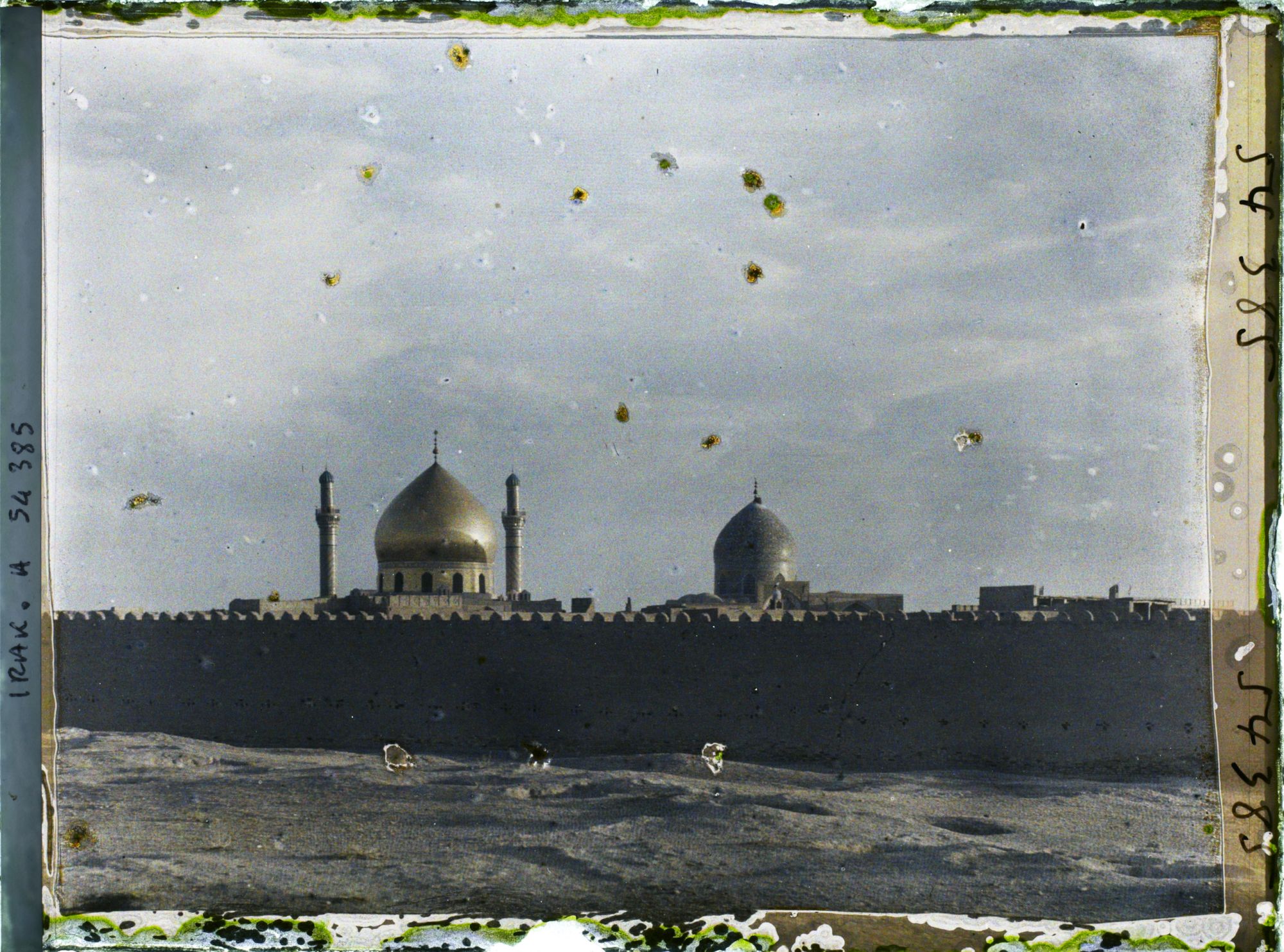 Image représentant Les murs de la ville et la Mosquée d'Or au crépuscule