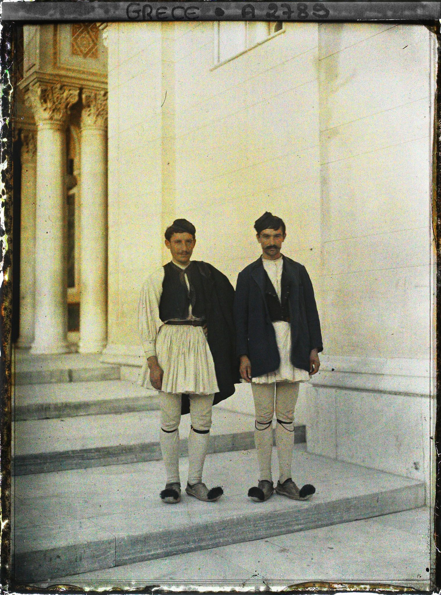 Image représentant Deux jeunes paysans (en fustanelles) venant de Missolonghi (à la sortie du golfe de Corynthe)