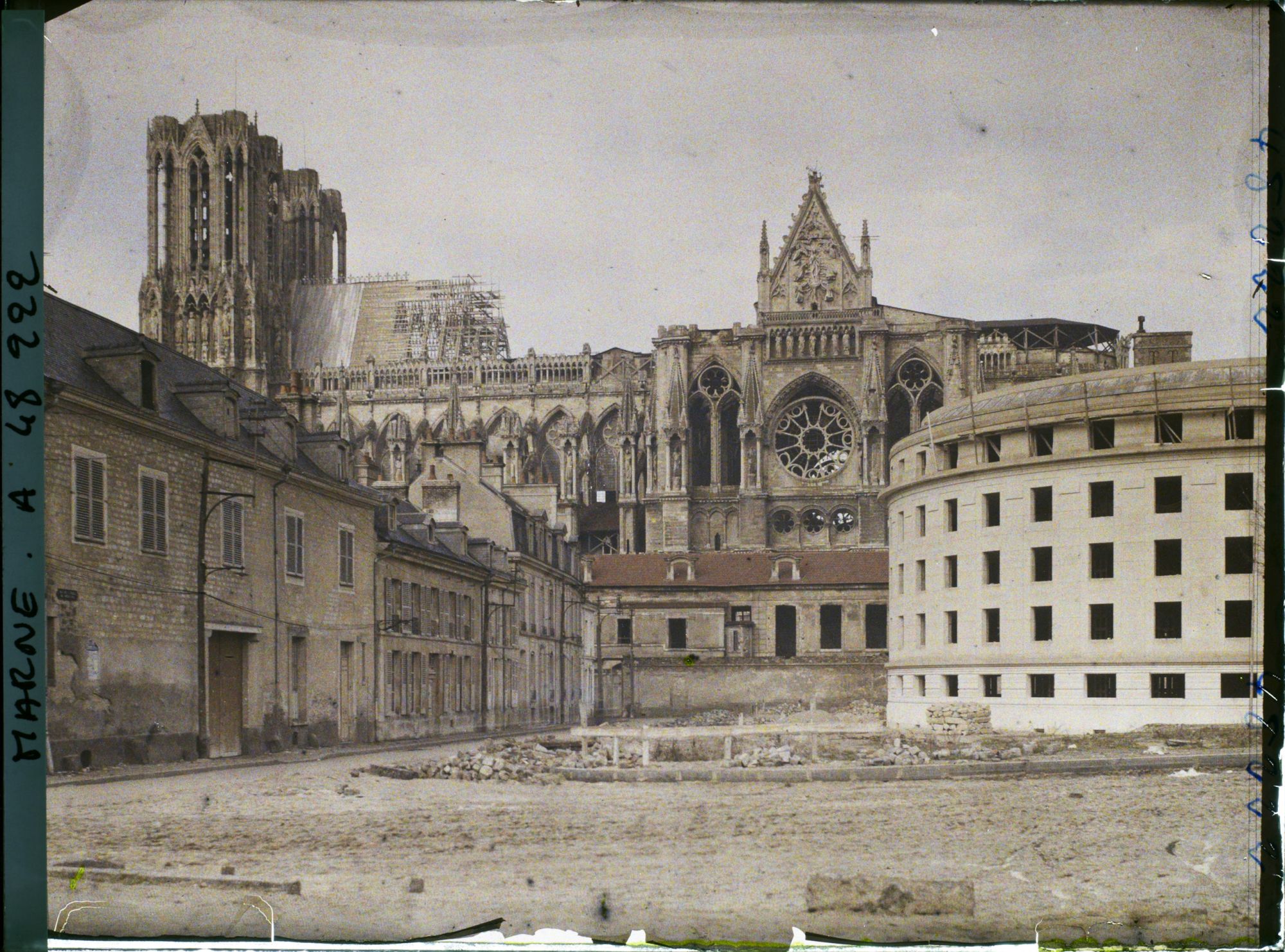 Image représentant France, Reims, Partie Orientale de la Cathédrale et Bibliothèque en Construction