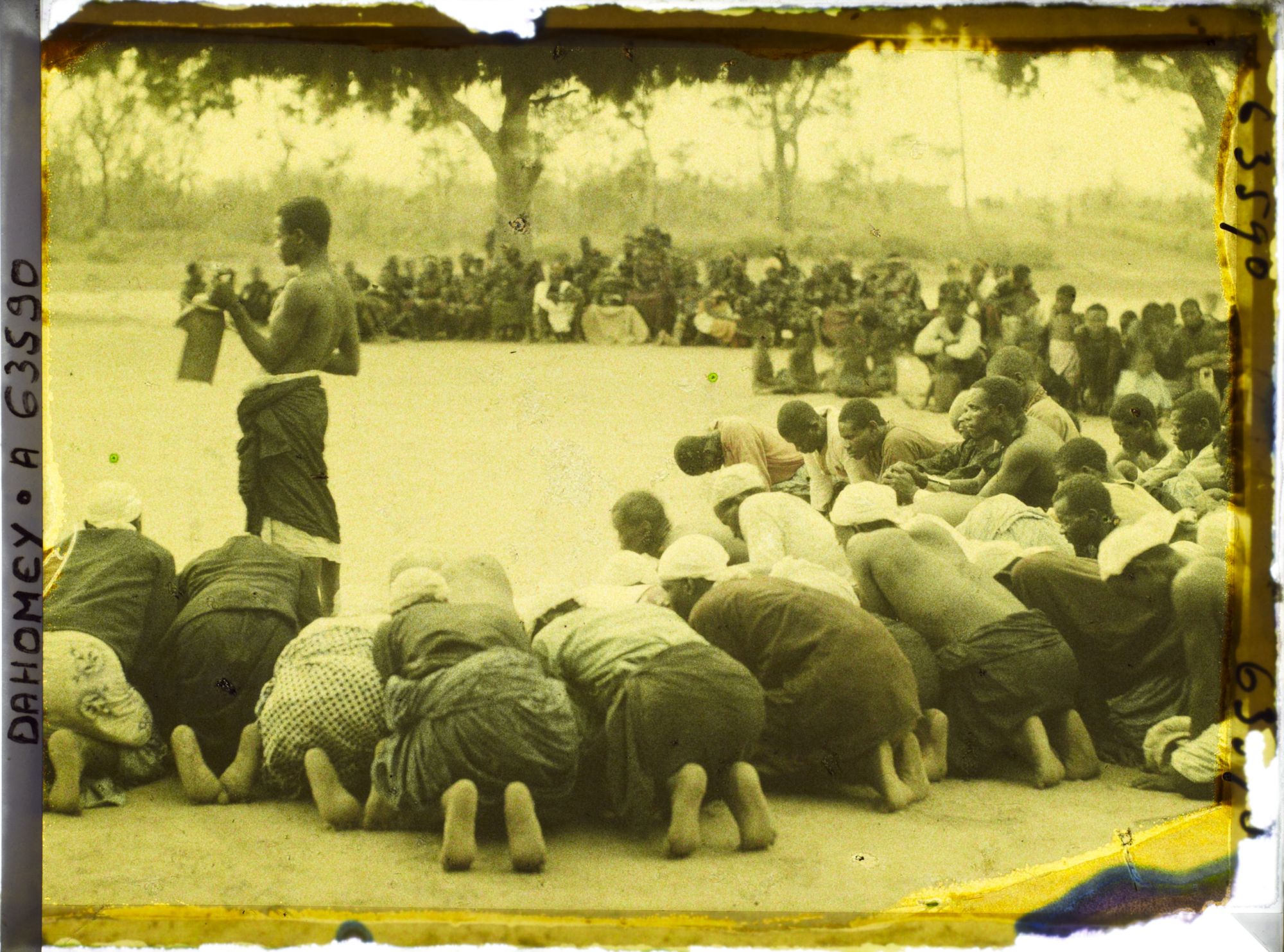 Image représentant Louanges aux anciens rois d'Abomey : le kpanligan narre les exploits des rois défunts en rythmant le récit à l'aide de l'instrument dont il porte le nom