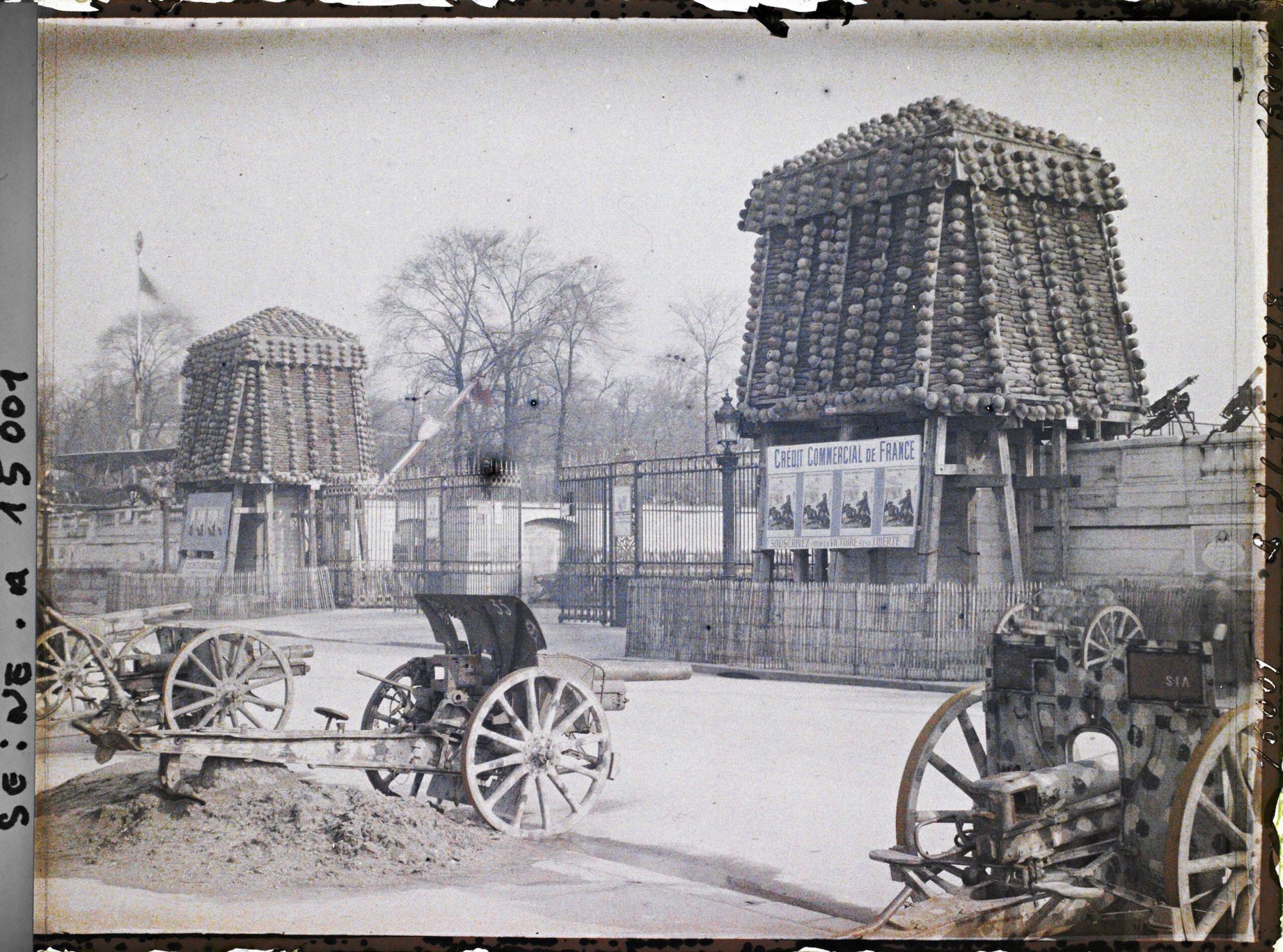 Image représentant Canons pris aux Allemands exposés place de la Concorde, Chevaux de Marly protégés contre les bombardements à l'entrée de jardin des Tuileries, Affiches pour l'emprunt national