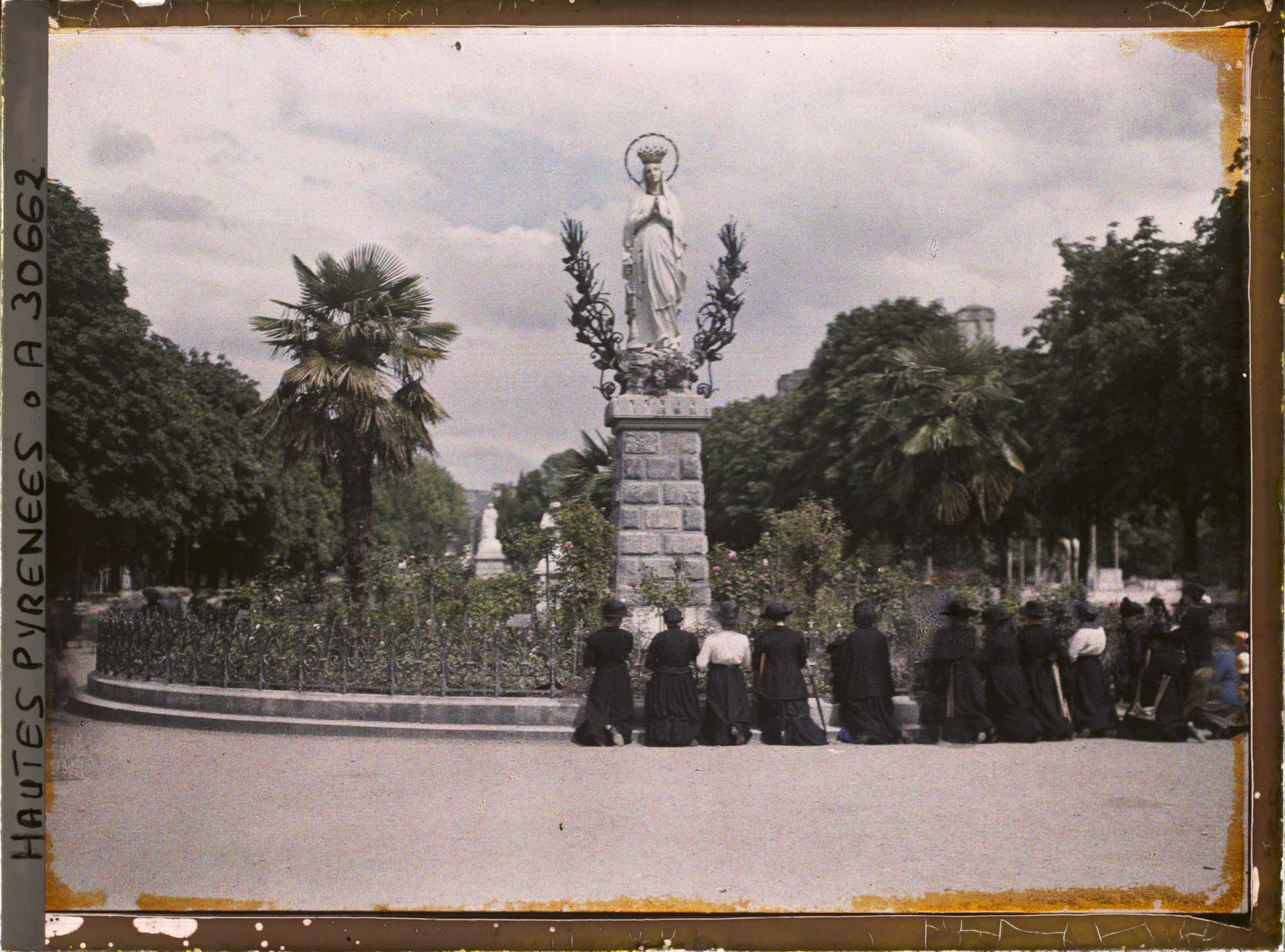 Image représentant France, Lourdes, Fidèles priant devant la Statue de la Vierge
