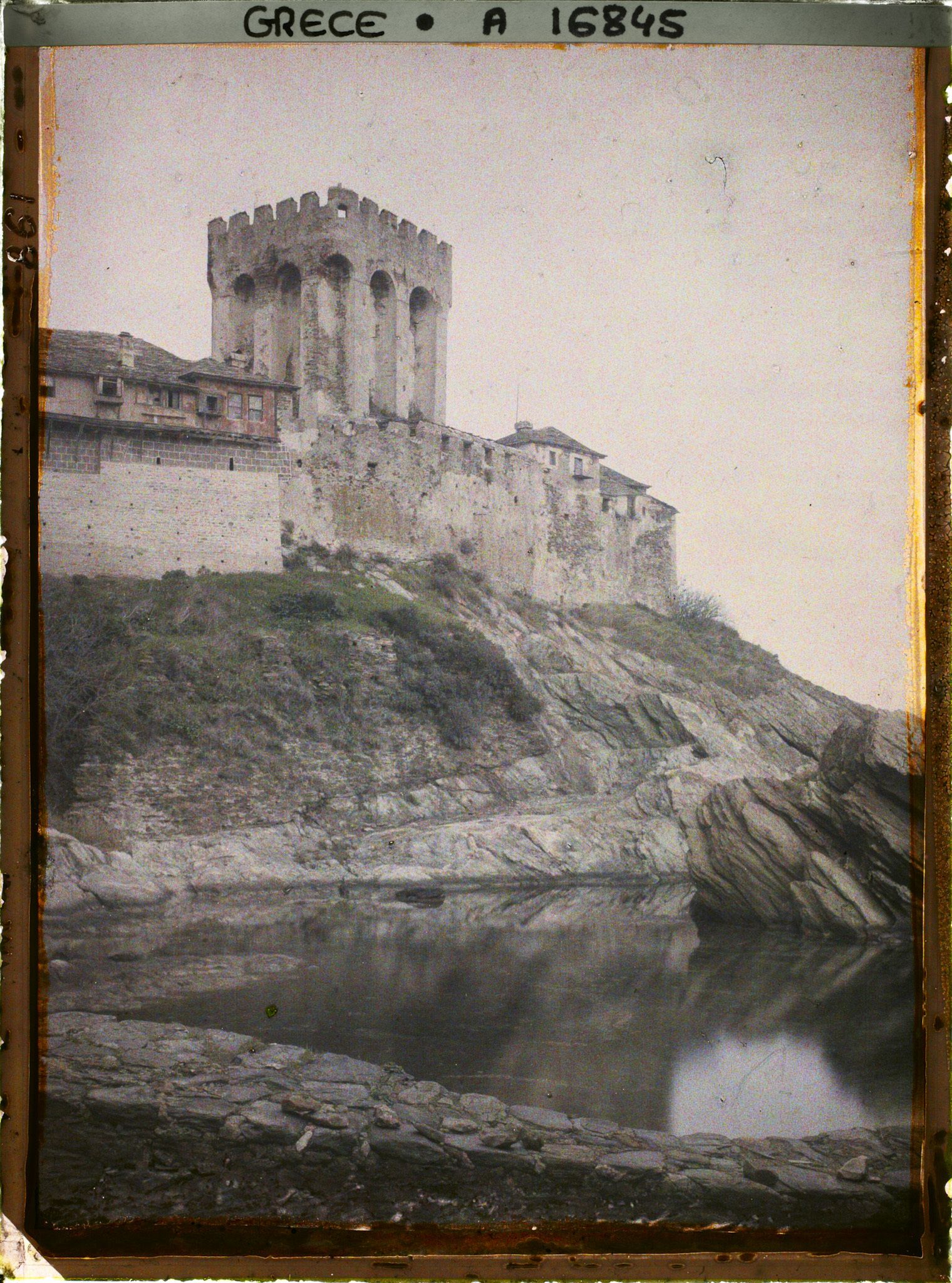 Image représentant L'arsenal du monastère de la Grande Laure