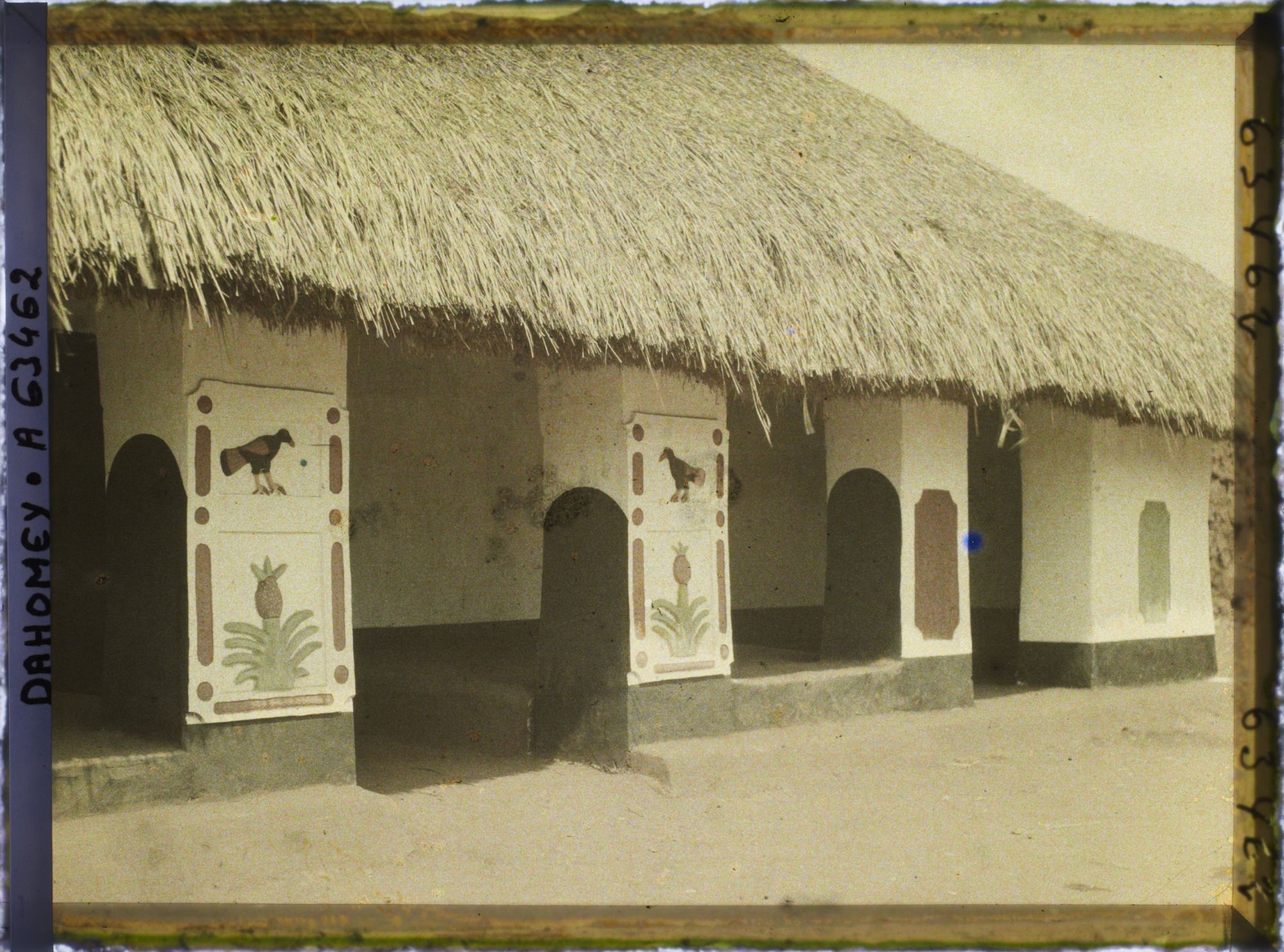 Image représentant Entrée du palais (singbo) de  null Guézo