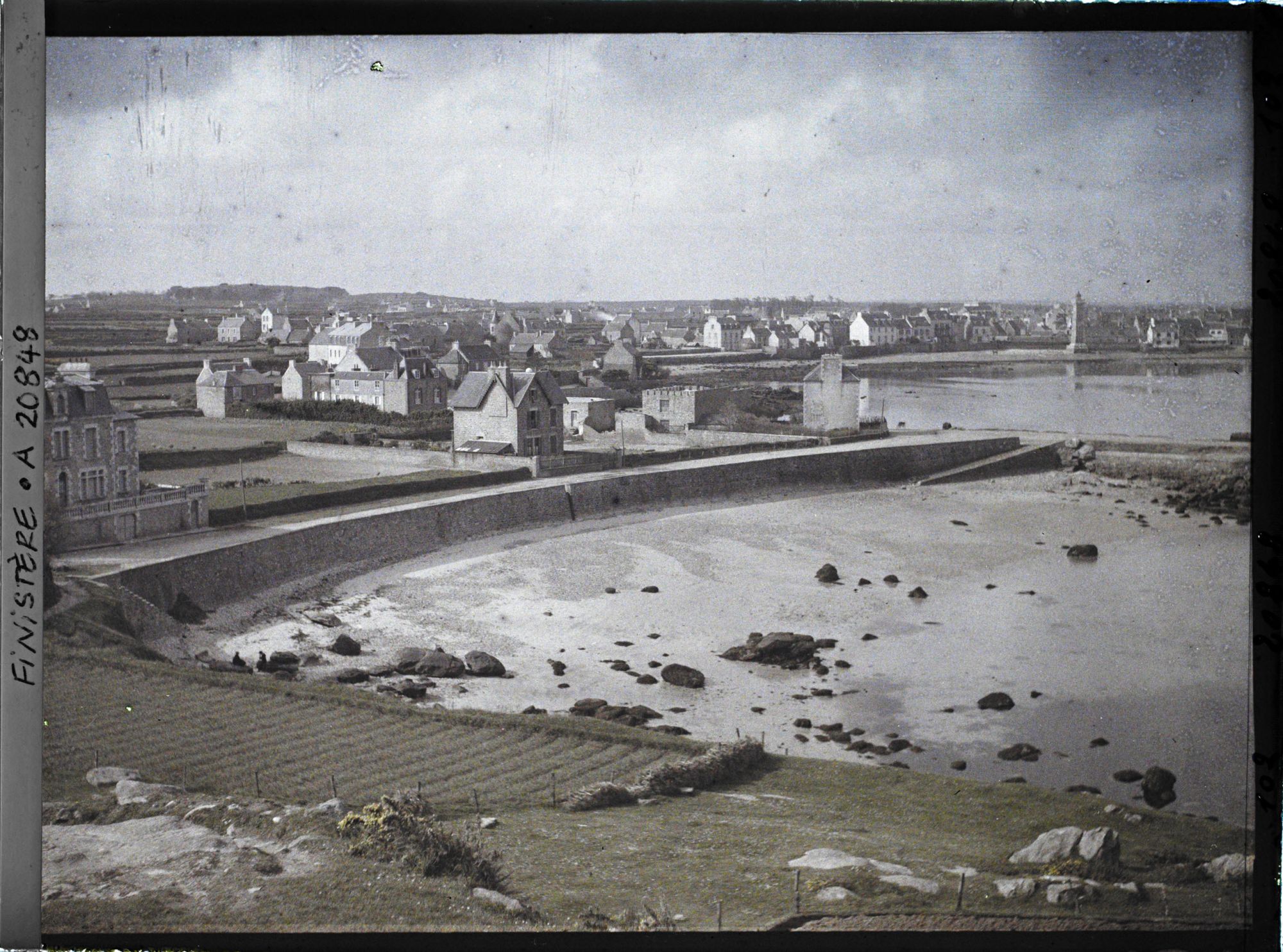 Image représentant Le port et le quartier du phare vus de la chapelle Sainte-Barbe