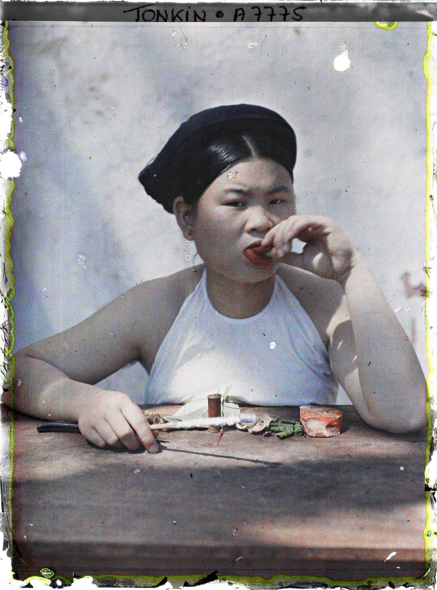 Image représentant Une jeune fille à la bouche rougie par le chiquage du bétel