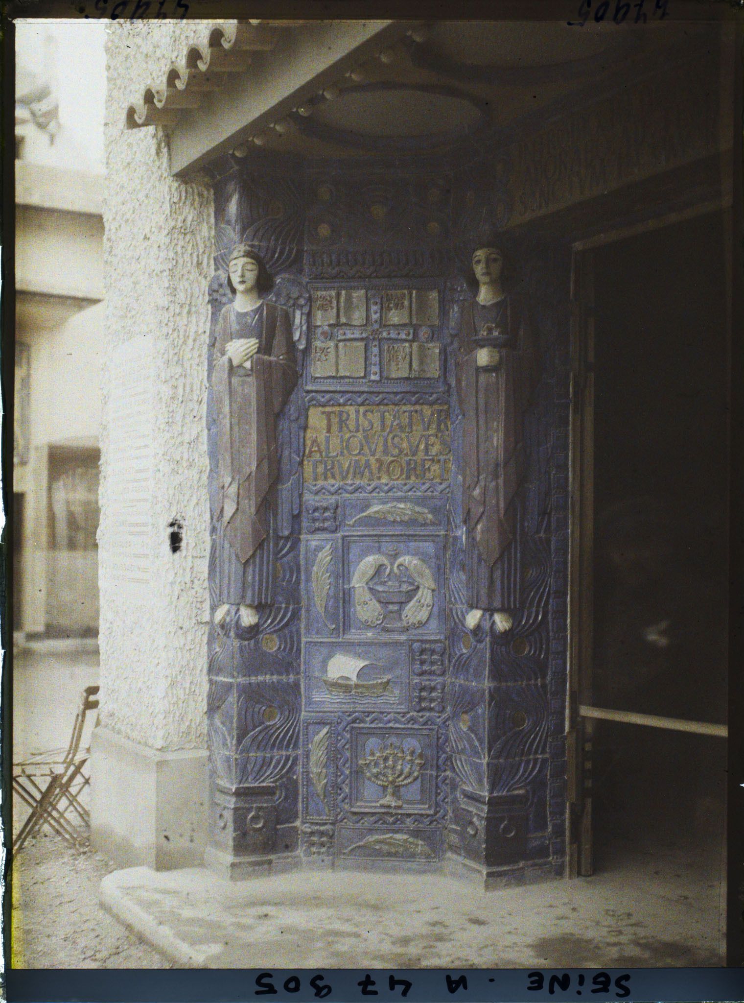 Image représentant L'Exposition des arts décoratifs, Le Village français, Eglise, architecte Jacques Droz, construite par la société de Saint-Jean