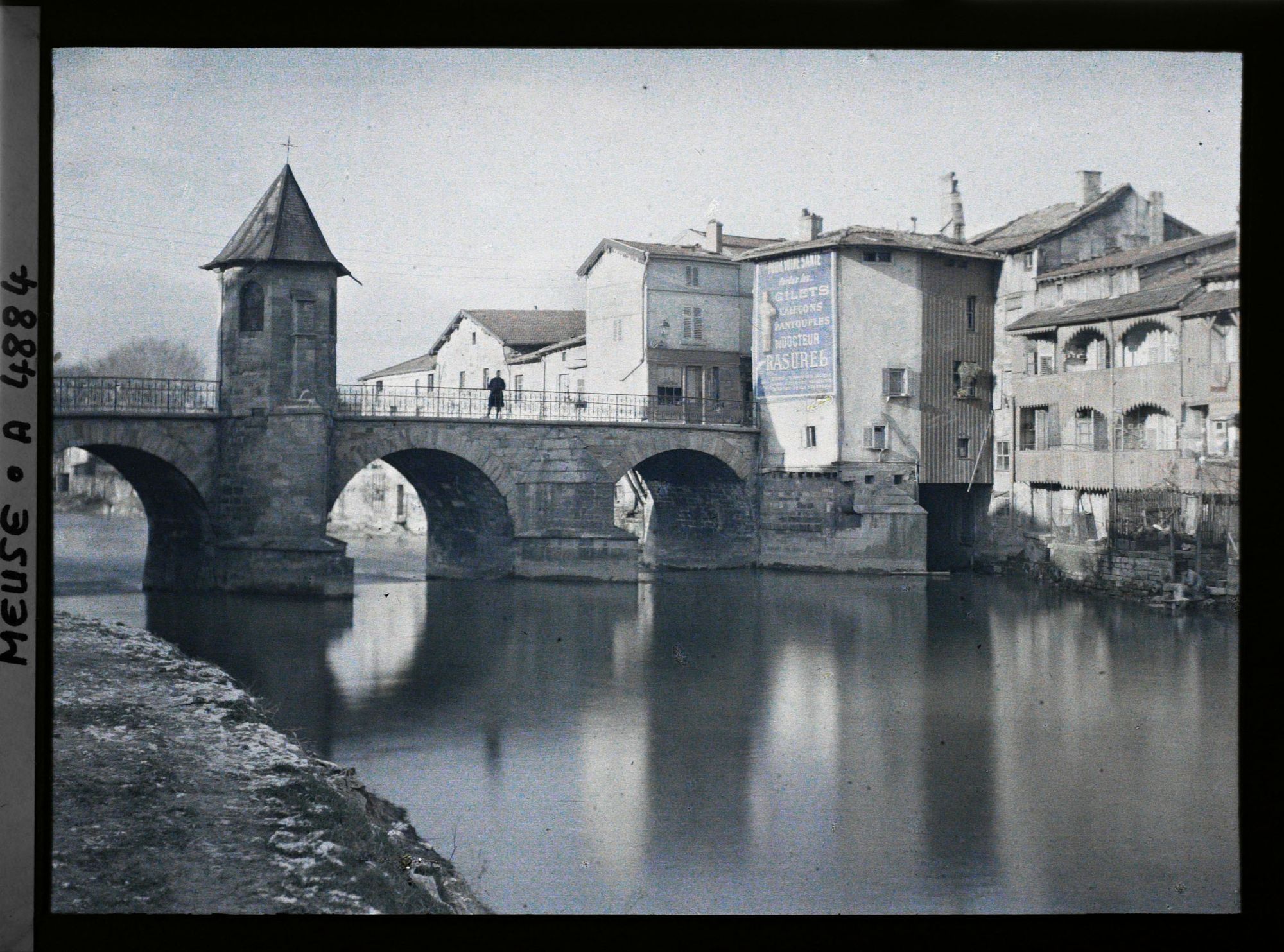 Image représentant Le pont et les maisons à balcons de bois de la rive droite de l'Ornain