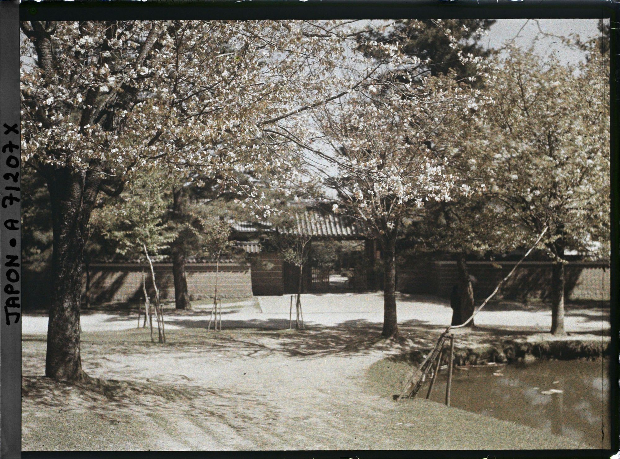 Image représentant Entrée d'un temple ou d'un sanctuaire près d'une pièce d'eau