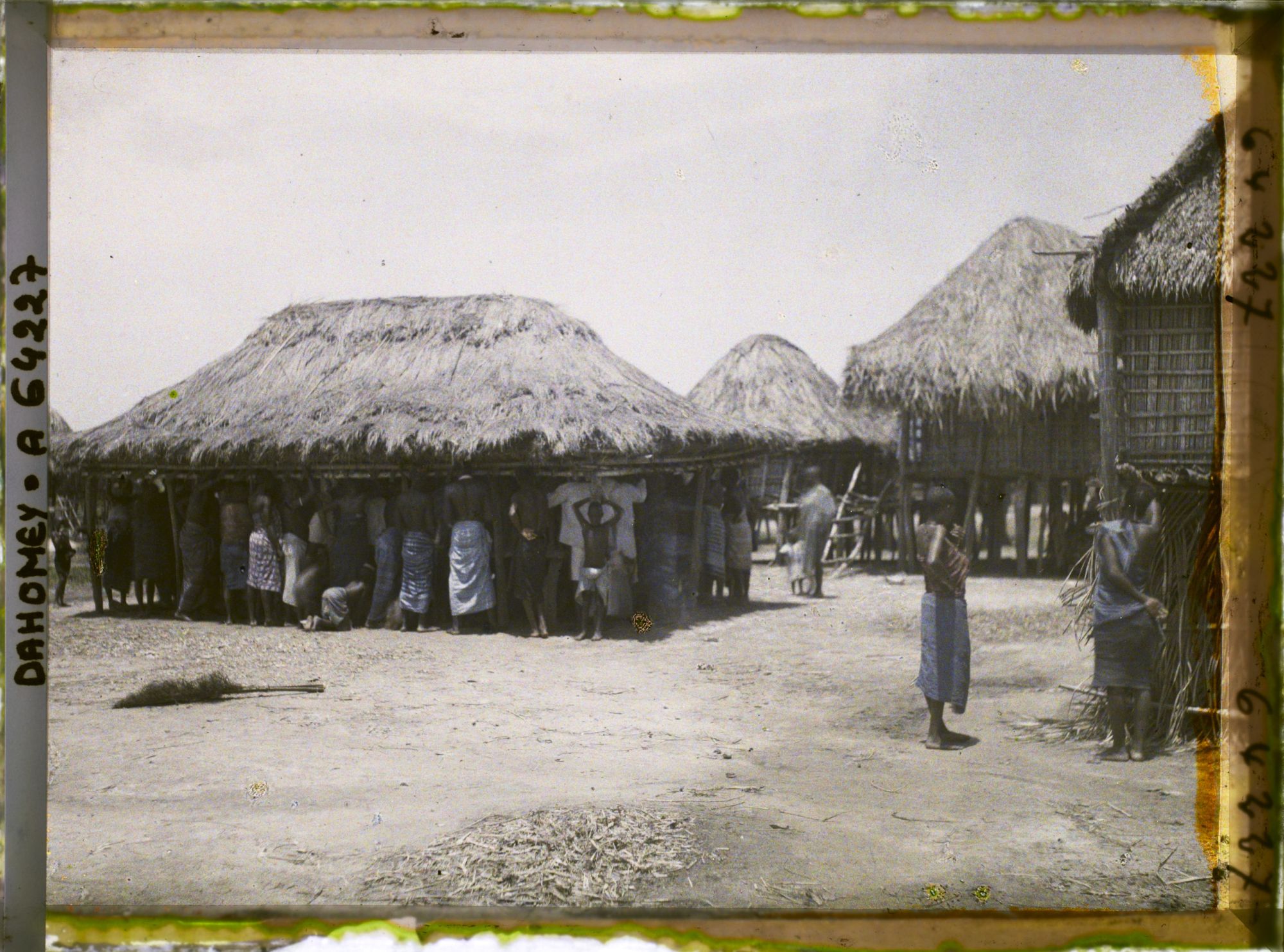 Image représentant Scène de palabre sous une case