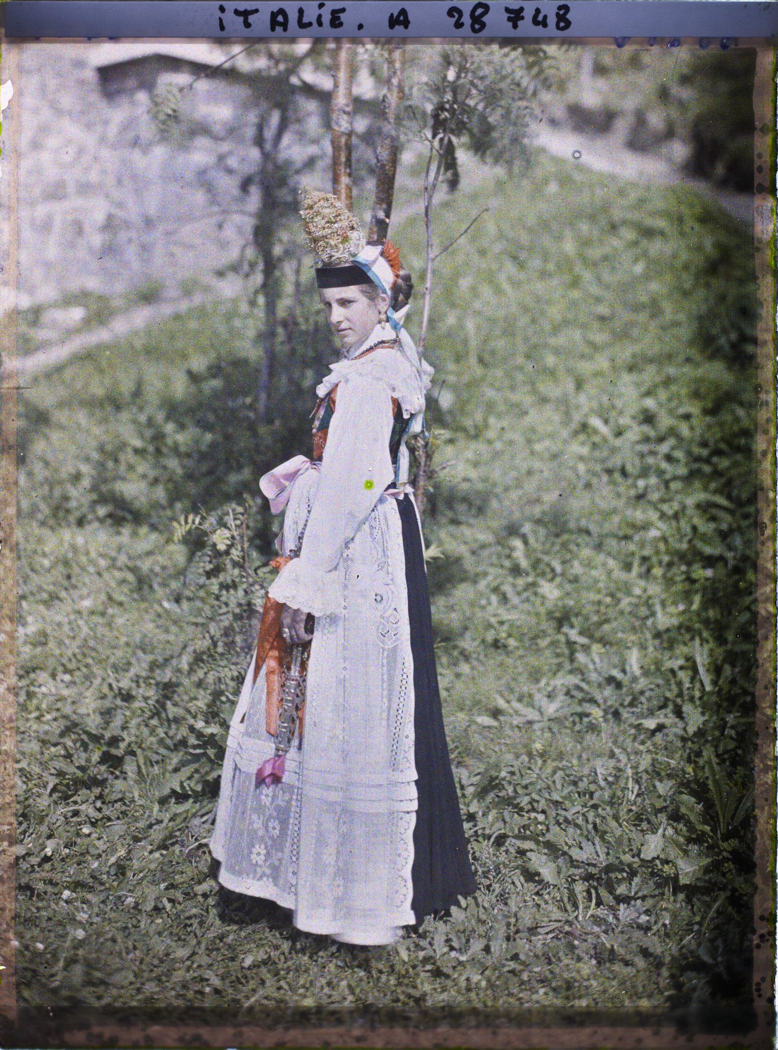 Image représentant Costume traditionnel de jeune fille
