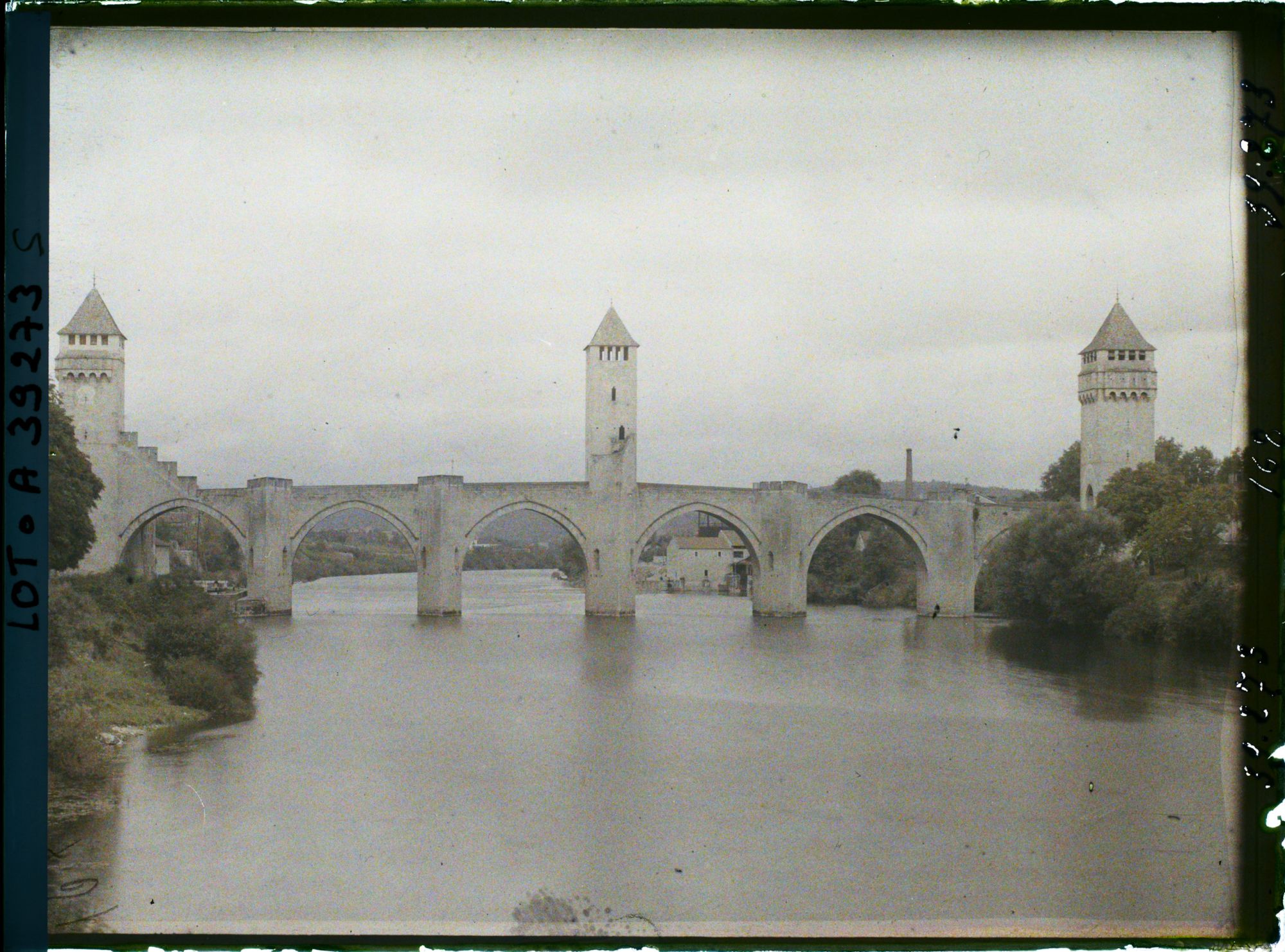 Image représentant France, Cahors, Le pont Valentré vue prise de la rive gauche du  Lot vers l'aval