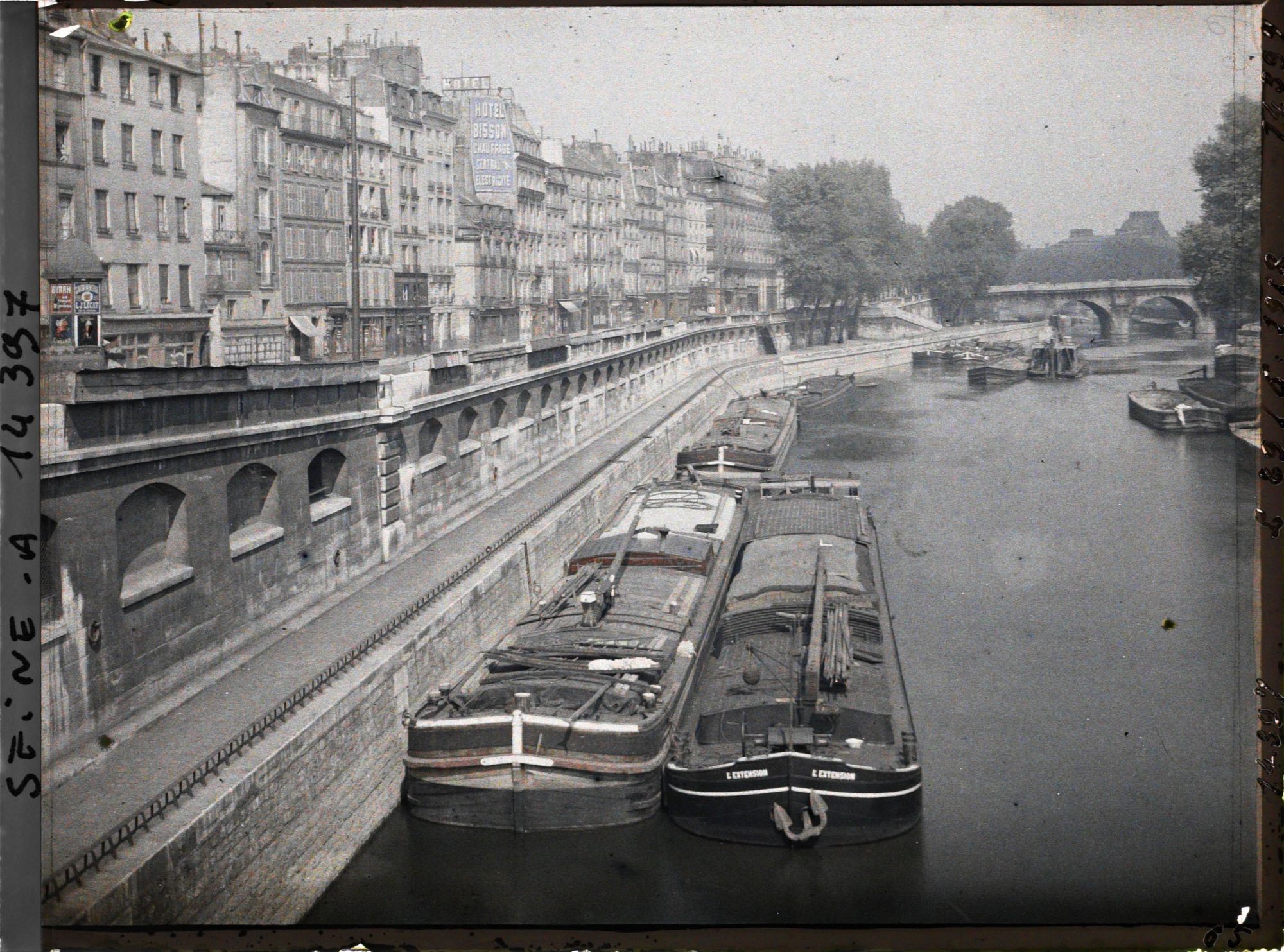 Image représentant Le quai des Grands-Augustins et le Pont-Neuf vus du pont Saint-Michel