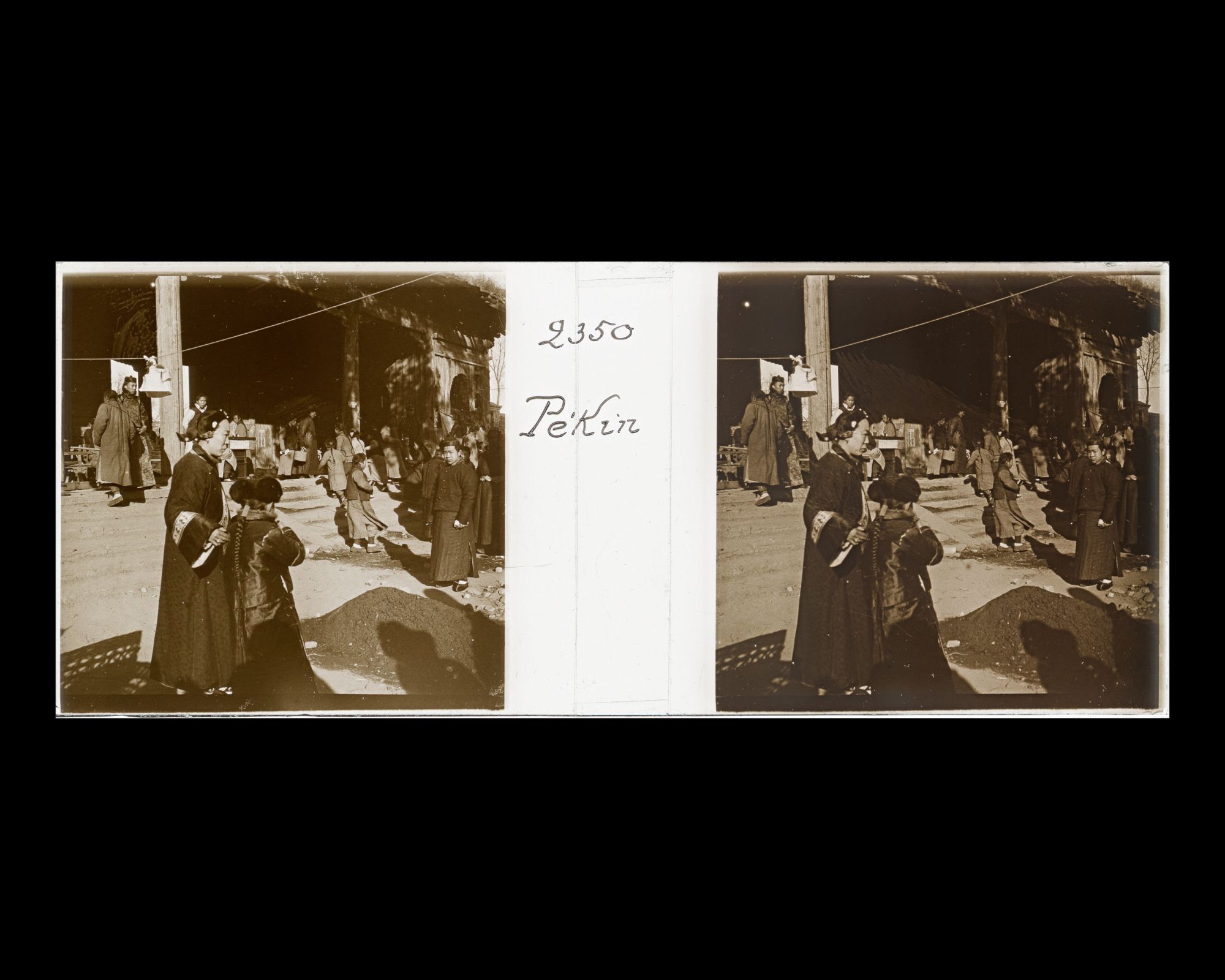 Image représentant Visiteurs de la foire monastique (miaohui) du temple Huguosi ("monastère de la Protection du Pays") devant le Tianwangdian ("pavillon des Rois Célestes")