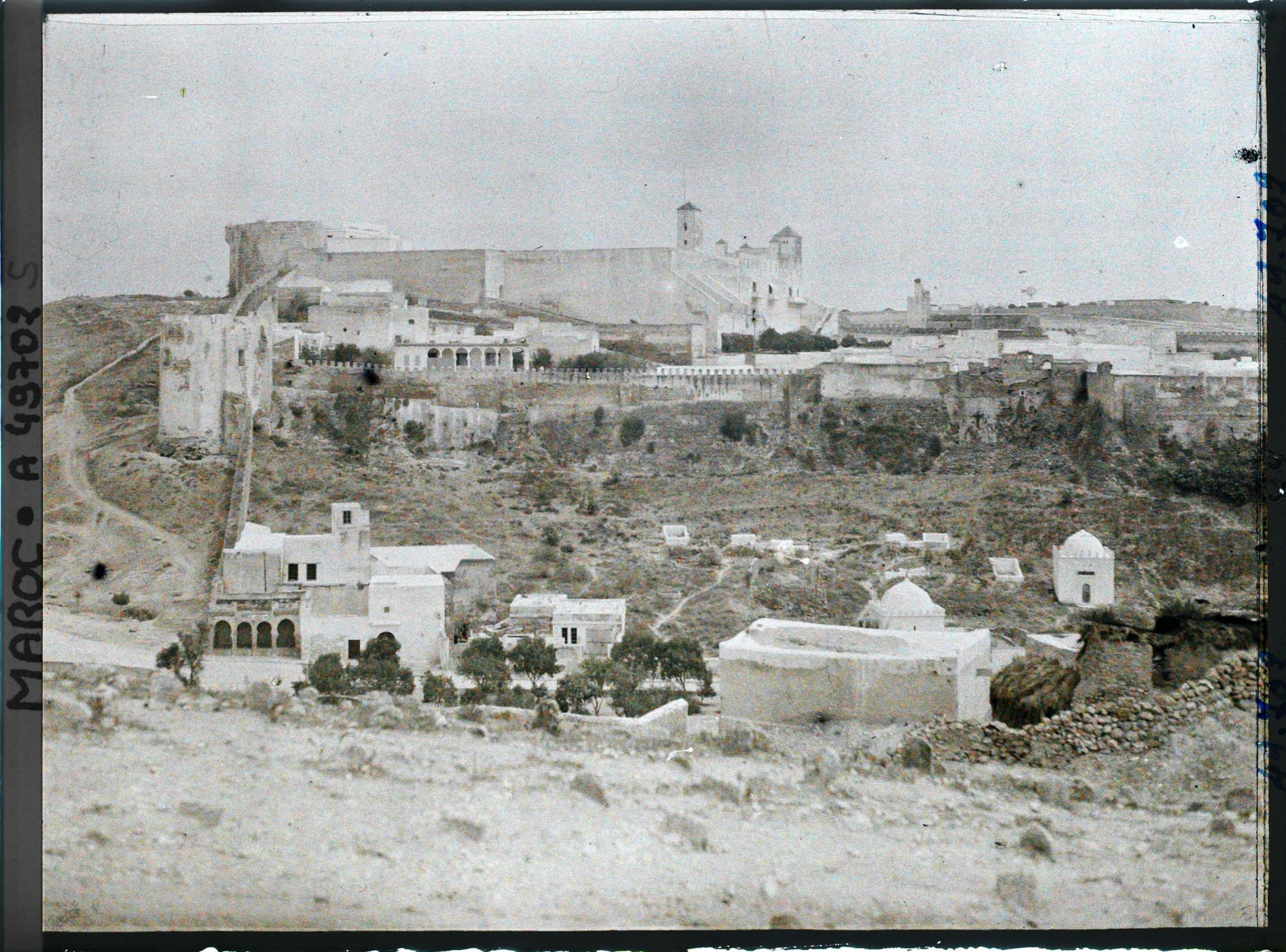 Image représentant La citadelle de la caserne (El Kechla) prise depuis le cimetière musulman