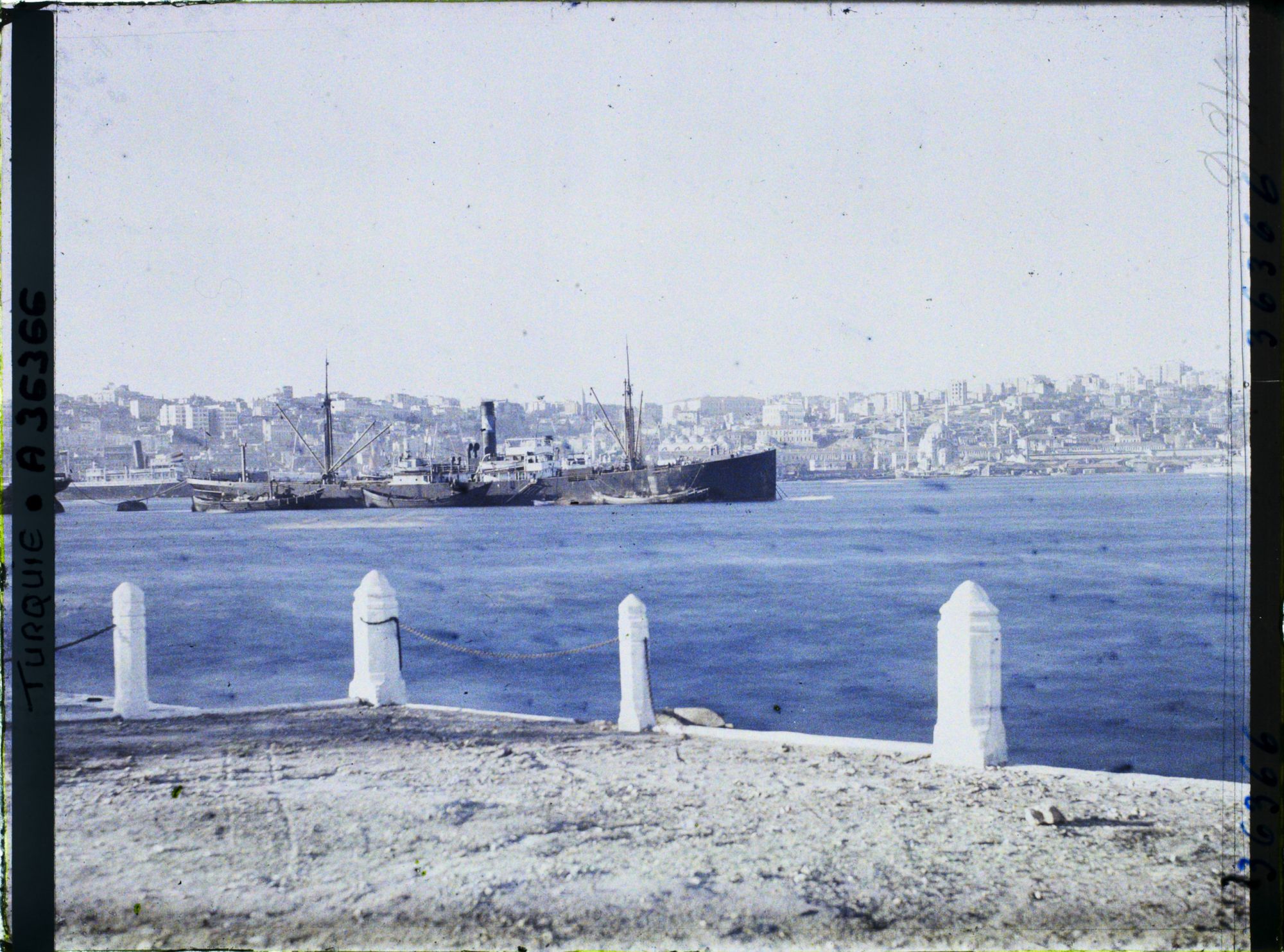 Image représentant Paquebots et autres bateaux au port, dans la Corne d'Or, vers le quartier de Pera