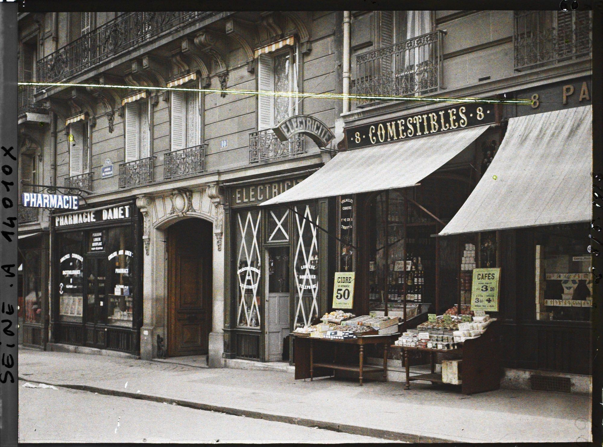 Image représentant Alimentation et vitrines de boutiques protégées contre les bombardements rue de Wagram, magasin de comestibles