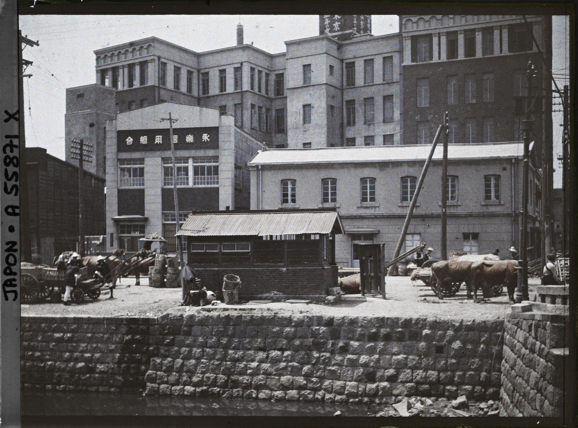 Image représentant Quartier d'Akasaka, marché et canal devant une usine