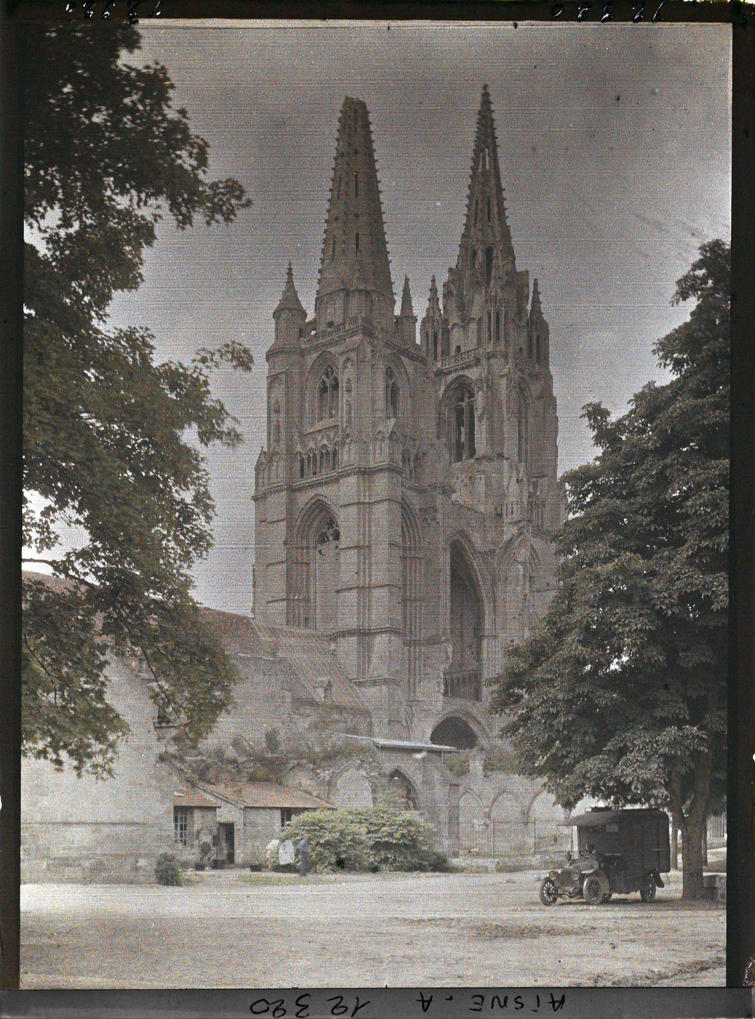 Image représentant Les deux tours de l'ancienne abbaye de Saint-Jean-des-Vignes