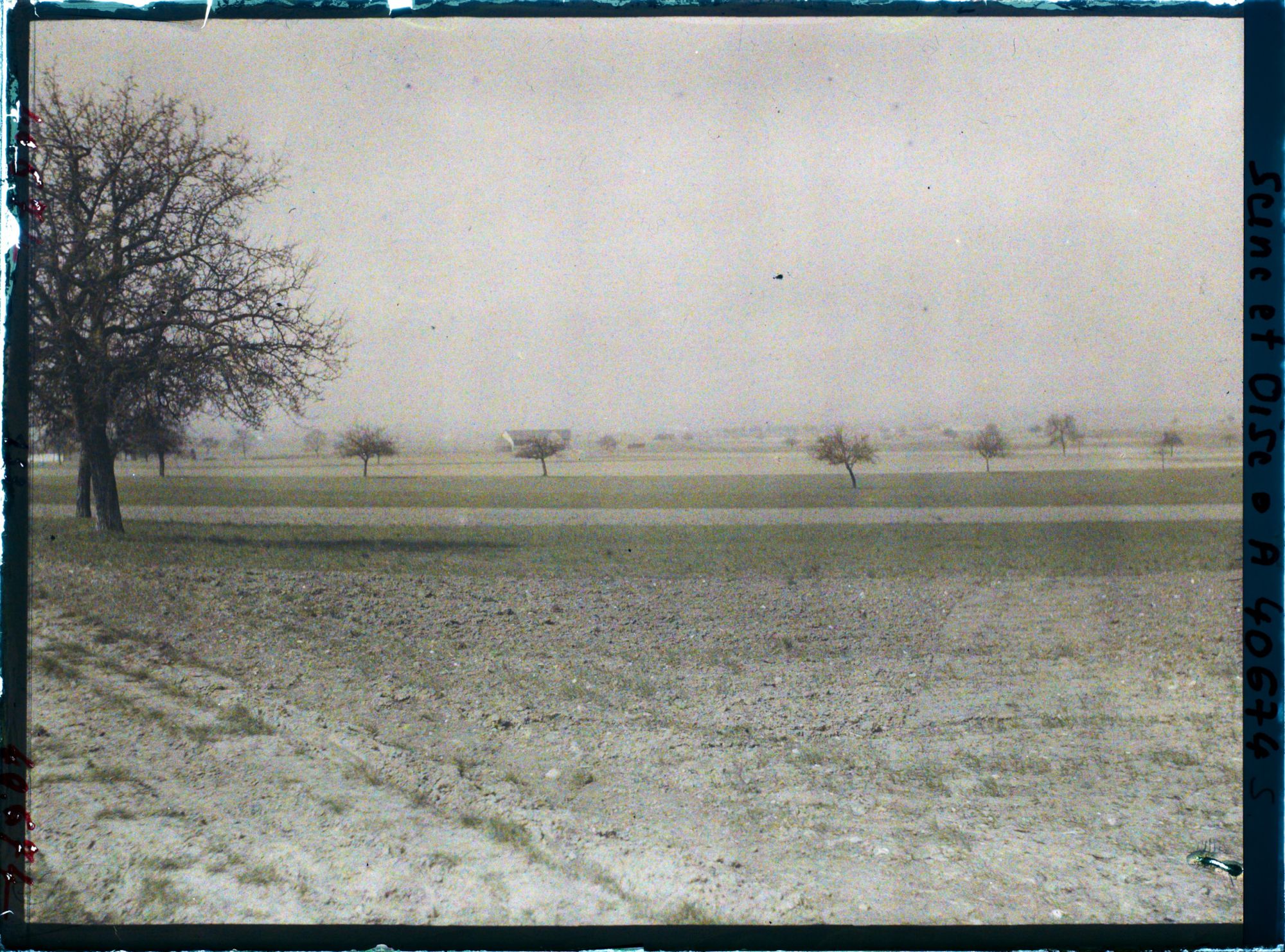 Image représentant France, Les Clayes, Vue d'ensemble sur les champs, vers l' Ouest
