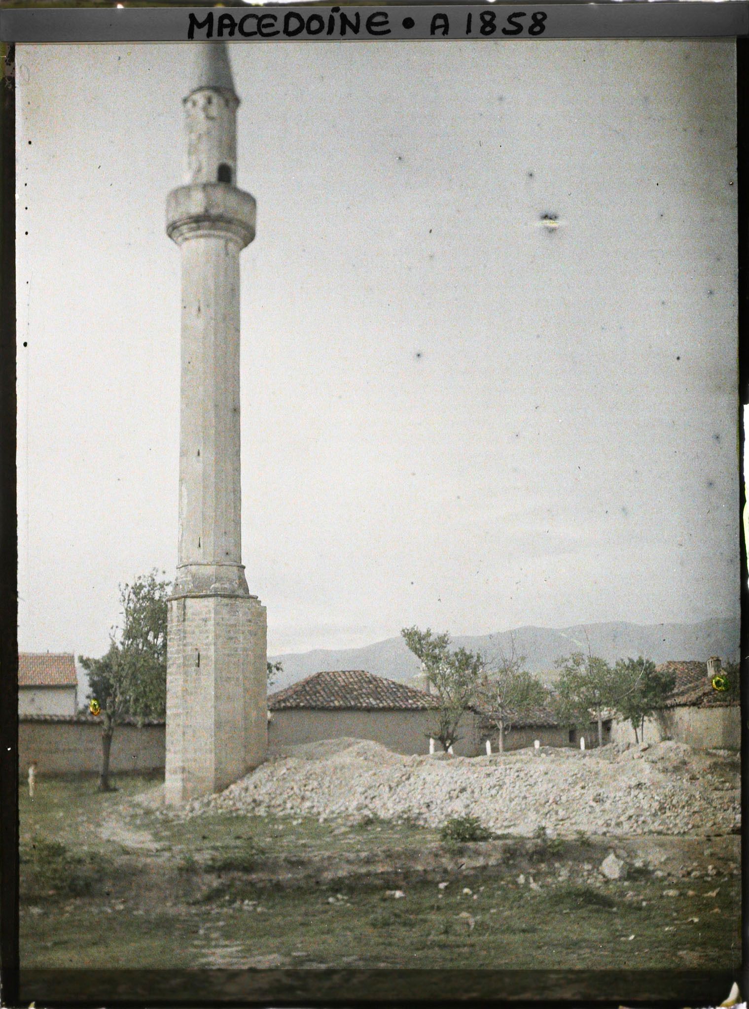 Image représentant Un minaret de mosquée démolie